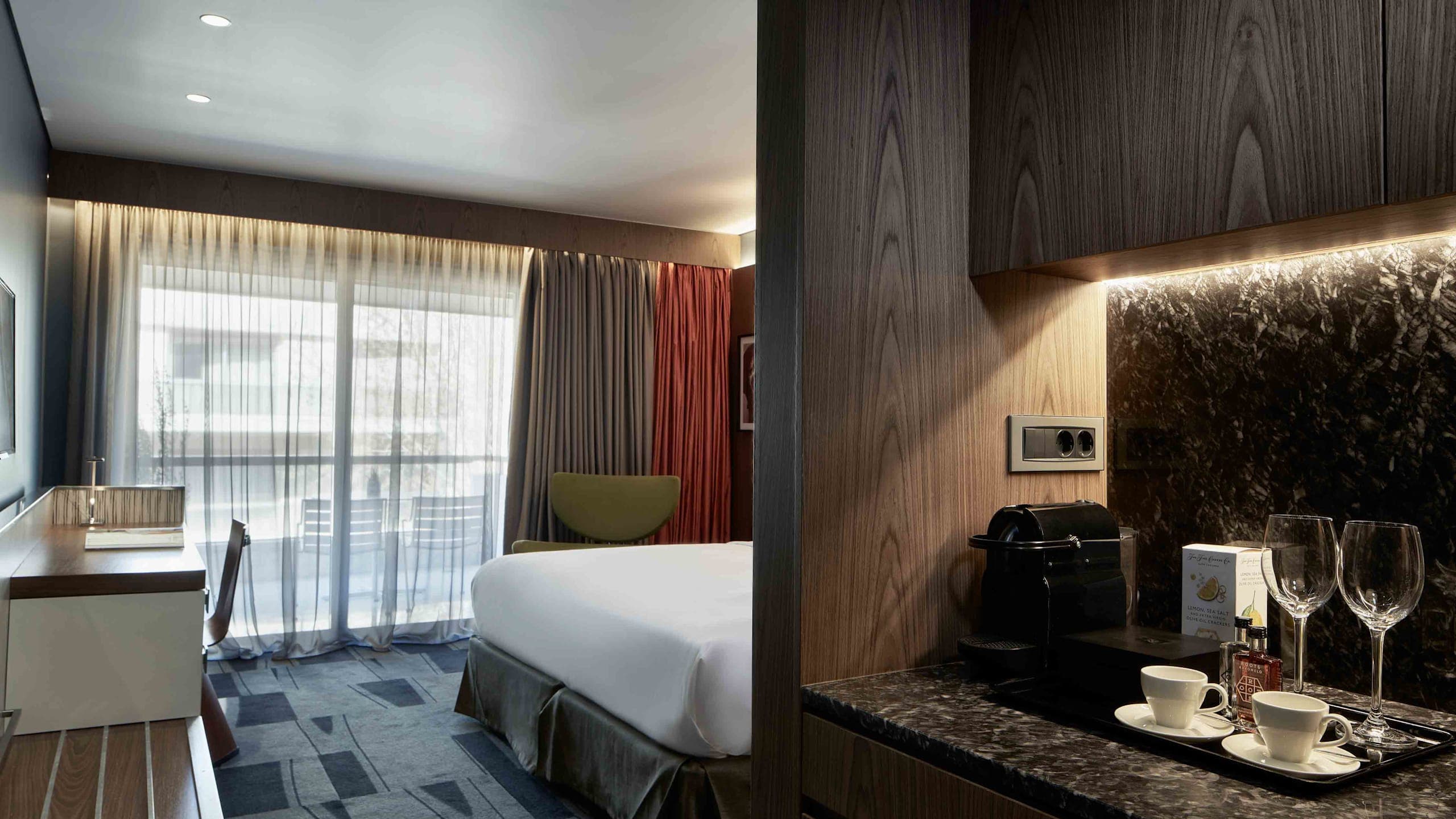 Deluxe Room - Image 3