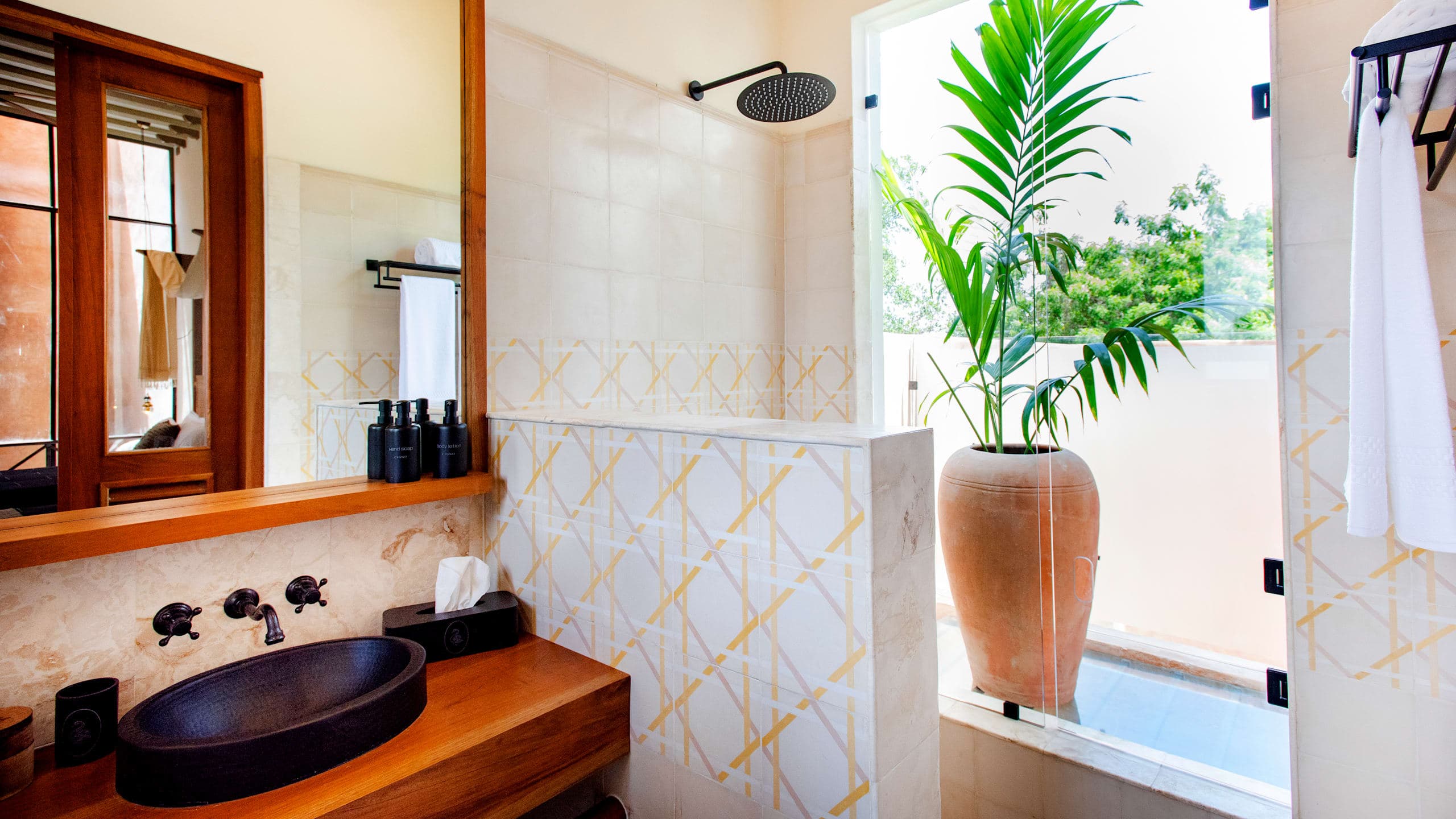 Classic Room Two Beds - Image 6