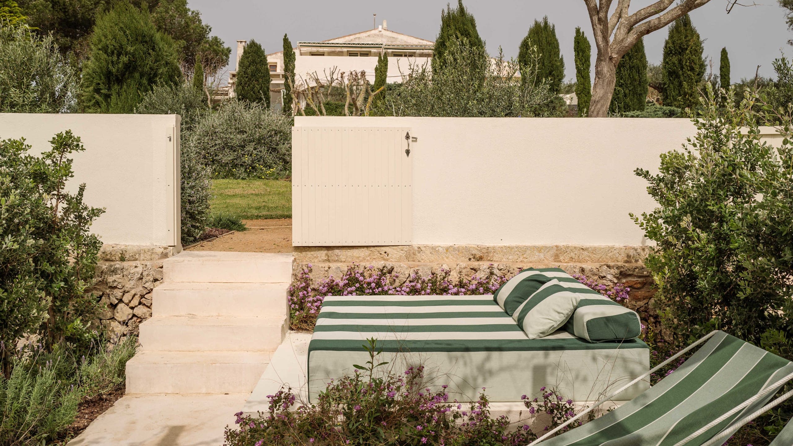 Deluxe Room with Garden - Image 12