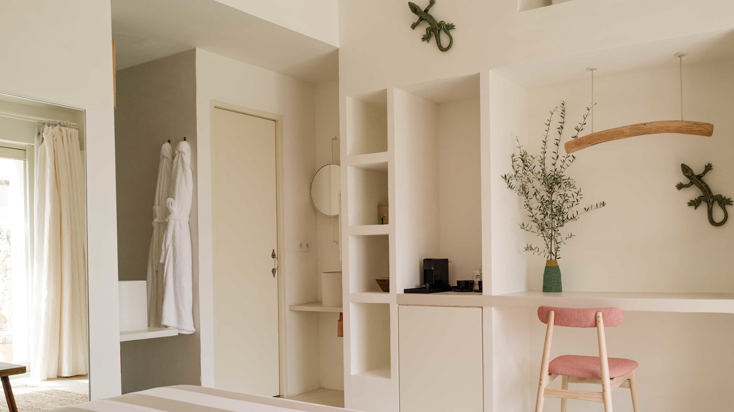 Deluxe Room with Garden - Image 10