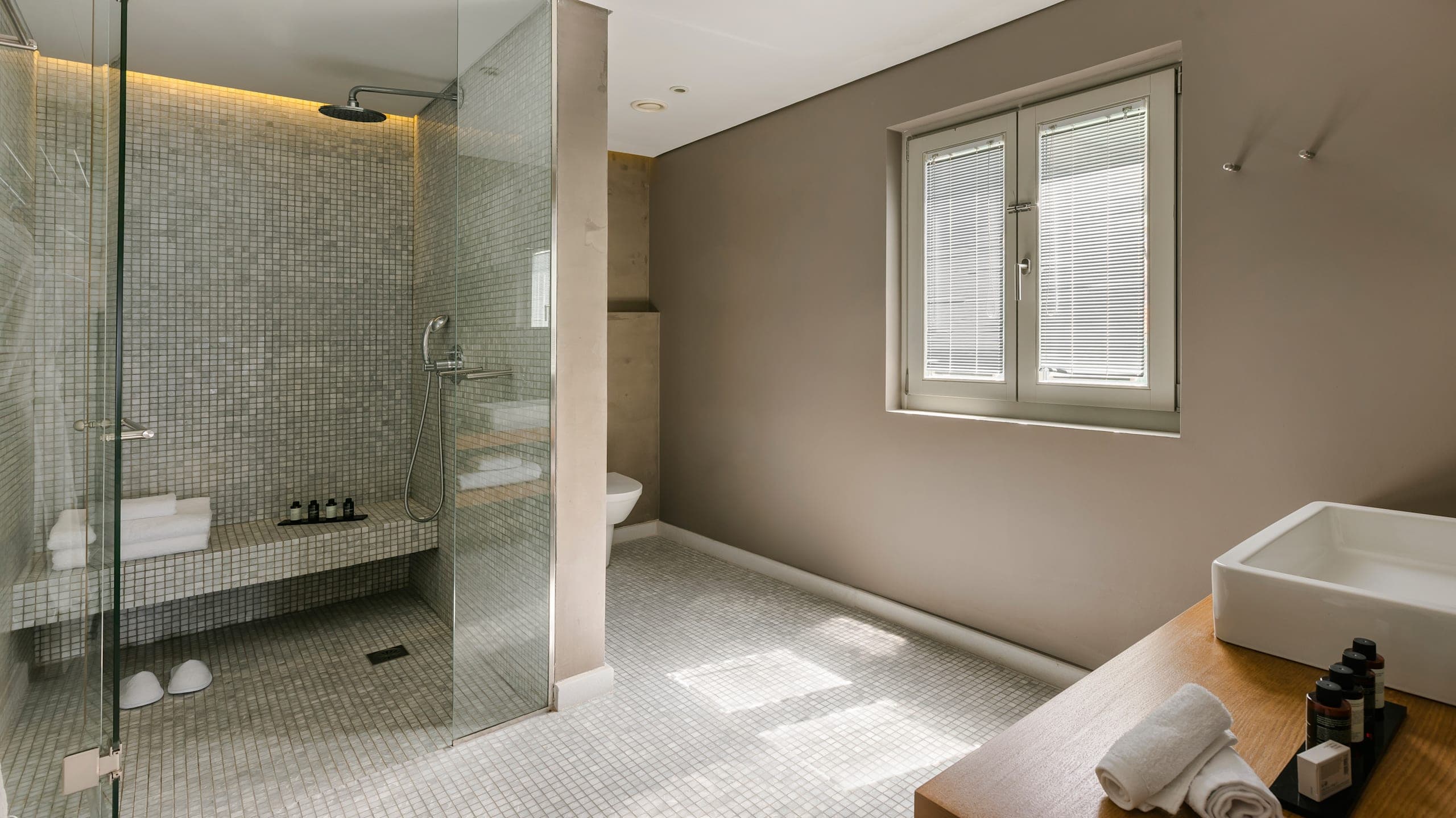 Premium Suite Sea View - Image 19
