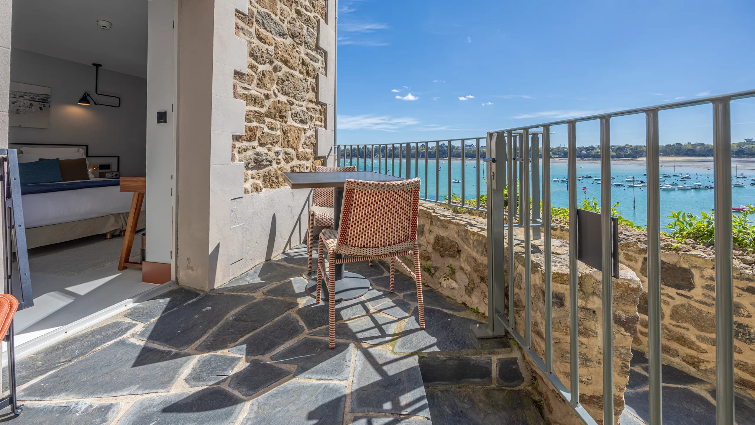 Deluxe Room with Balcony and Sea View - Image 9