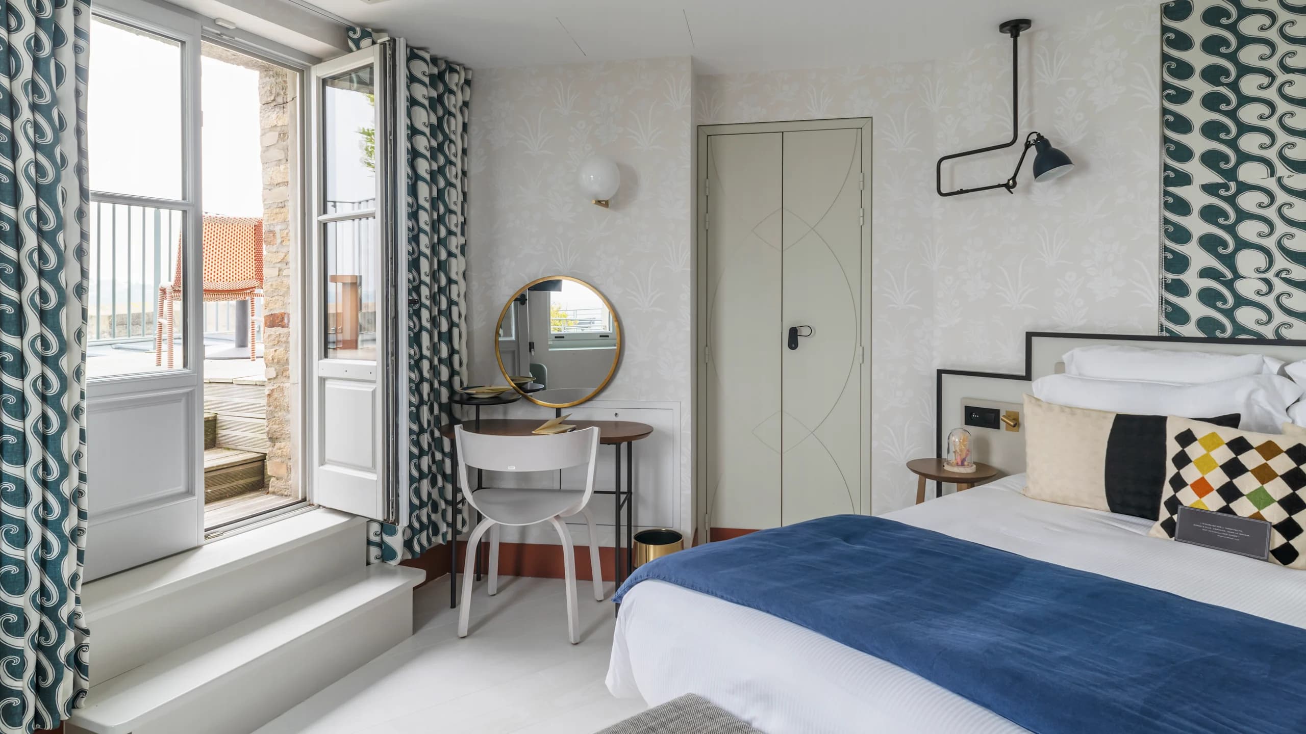 Deluxe Room with Balcony and Sea View - Image 7