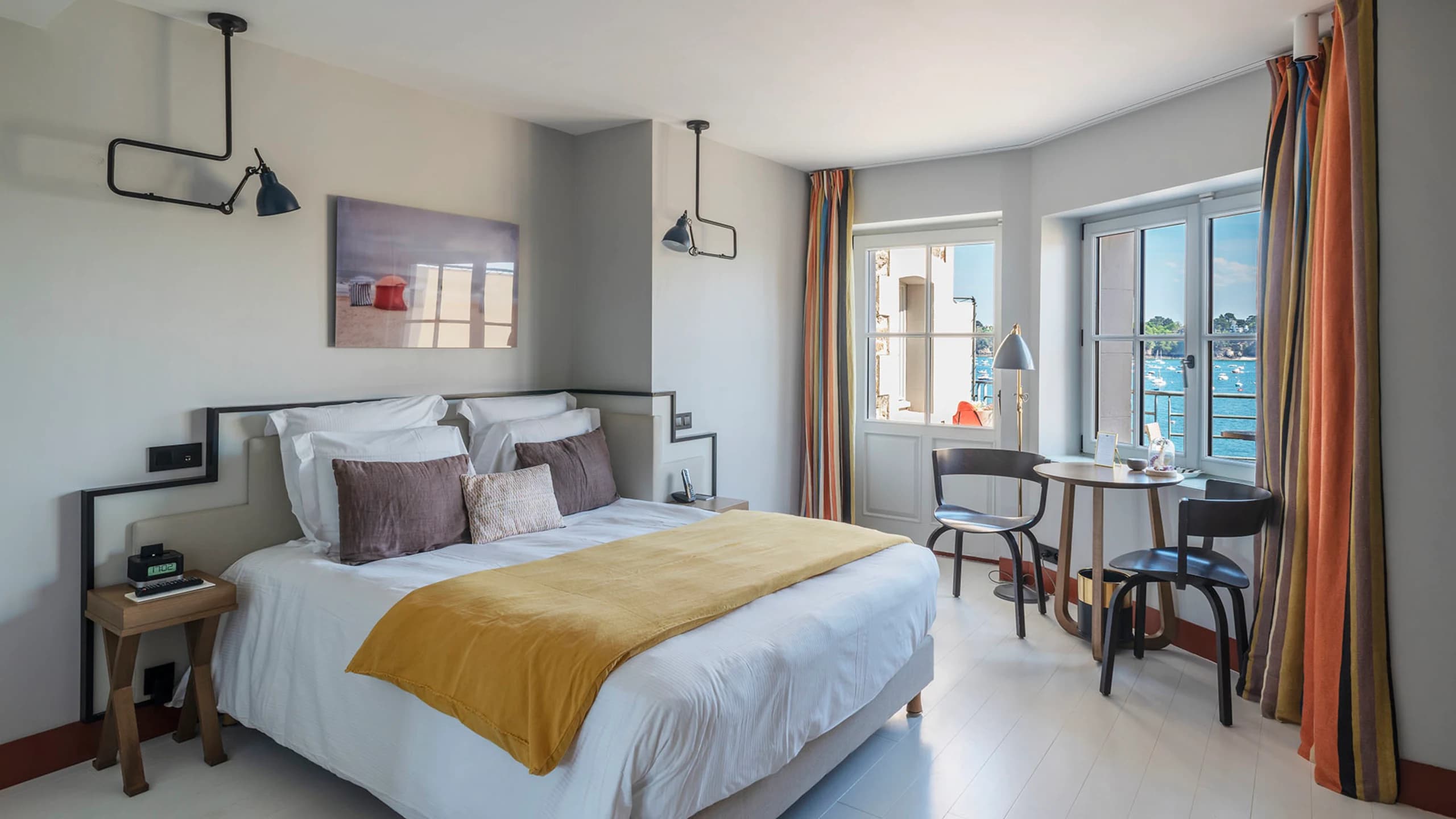 Deluxe Room with Balcony and Sea View - Image 6