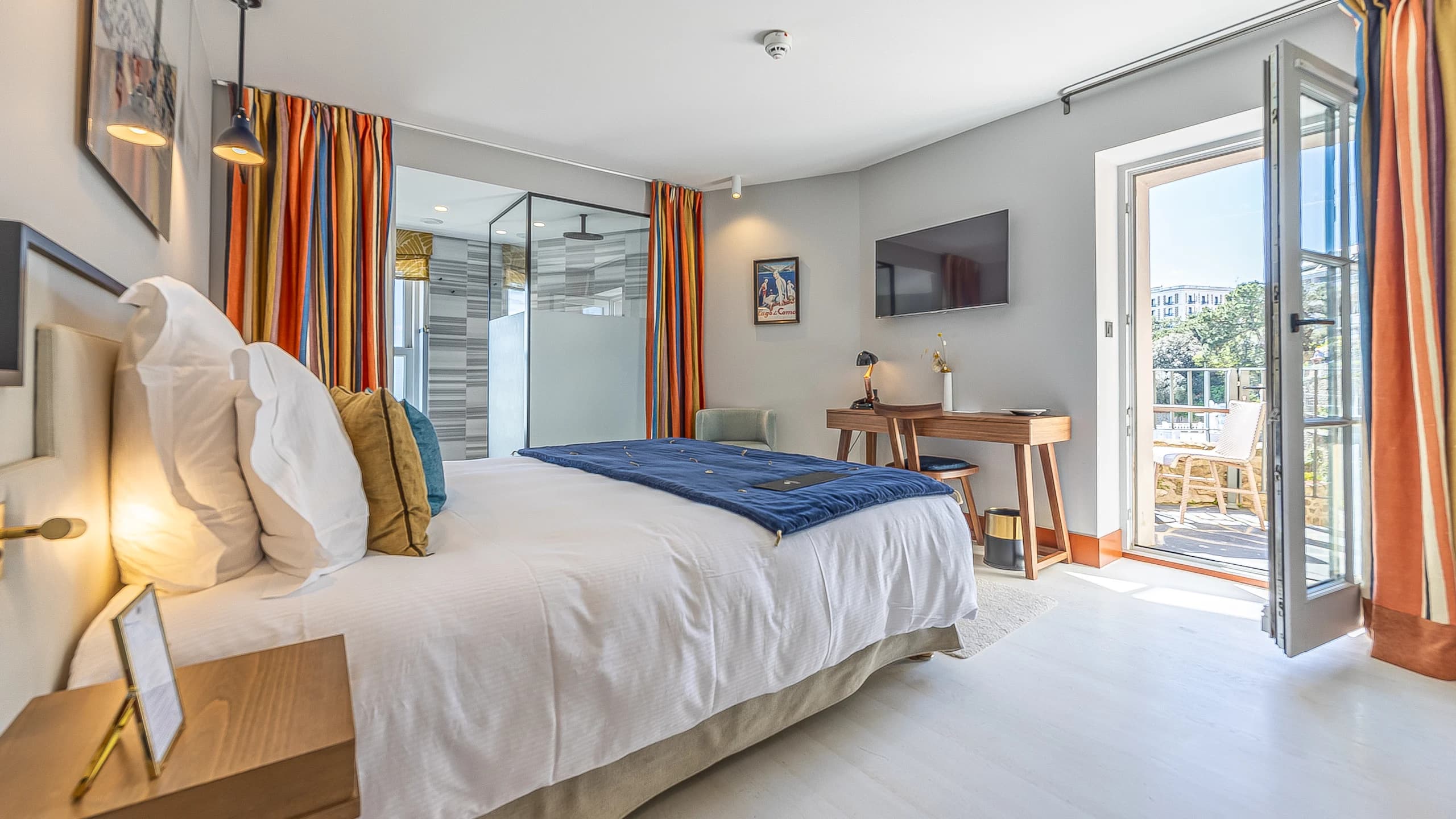 Deluxe Room with Balcony and Sea View - Image 5