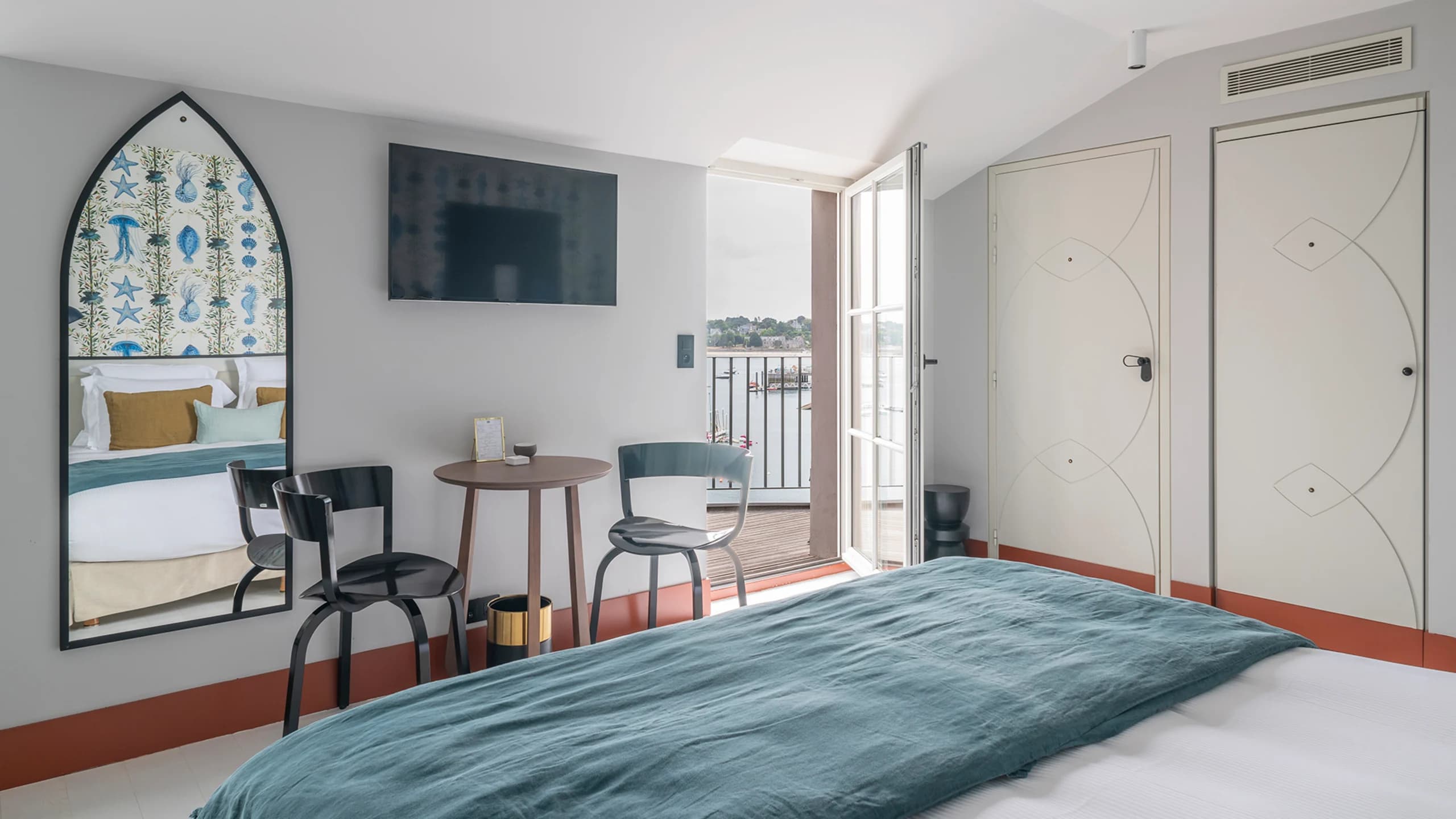 Deluxe Room with Balcony and Sea View - Image 4