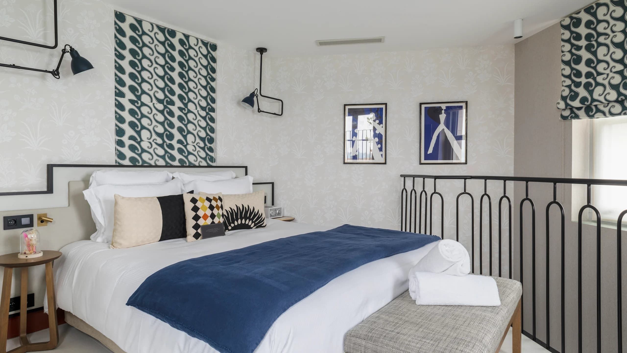 Deluxe Room with Balcony and Sea View - Image 3
