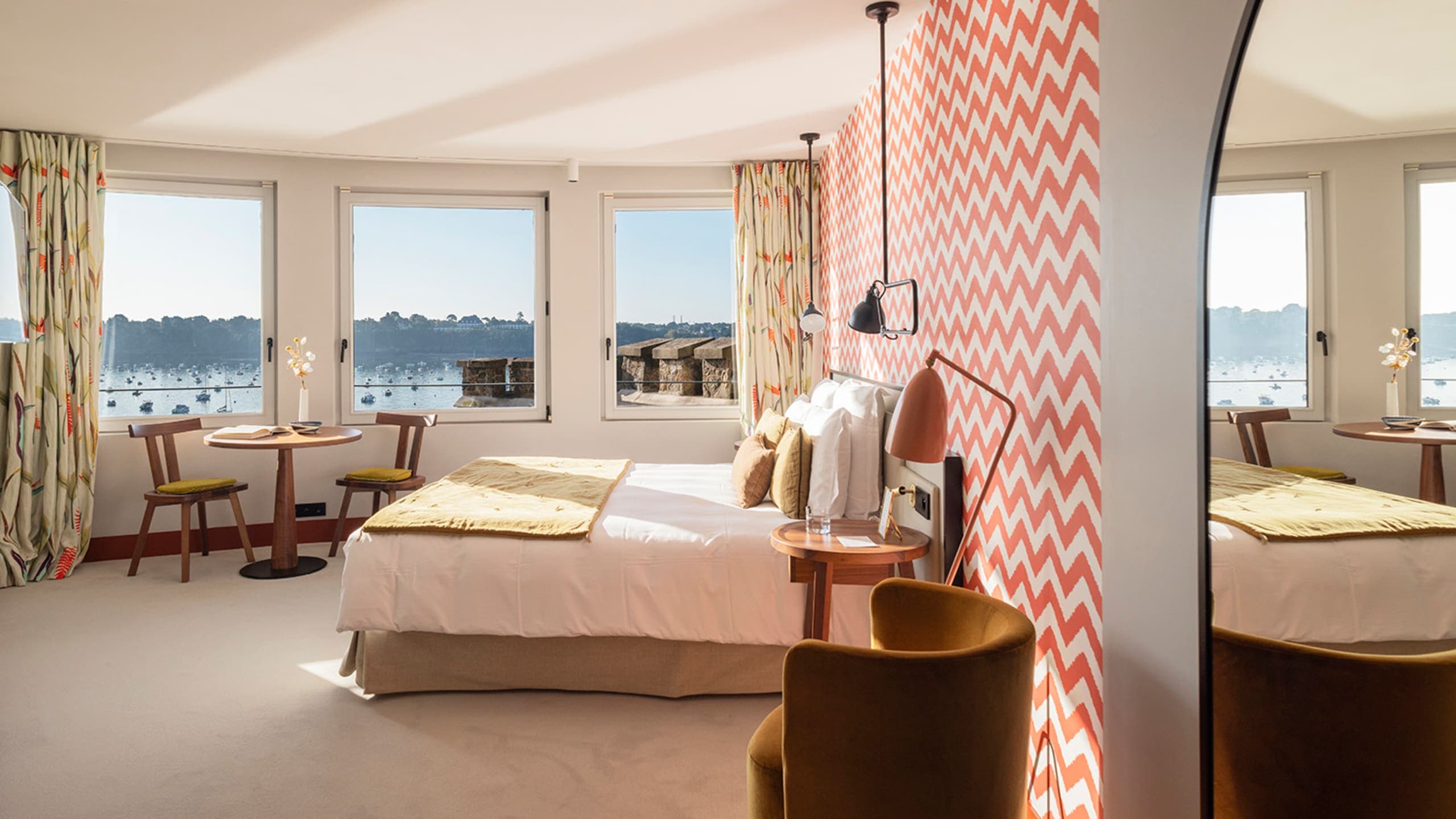 Deluxe Room with Sea View - Image 4