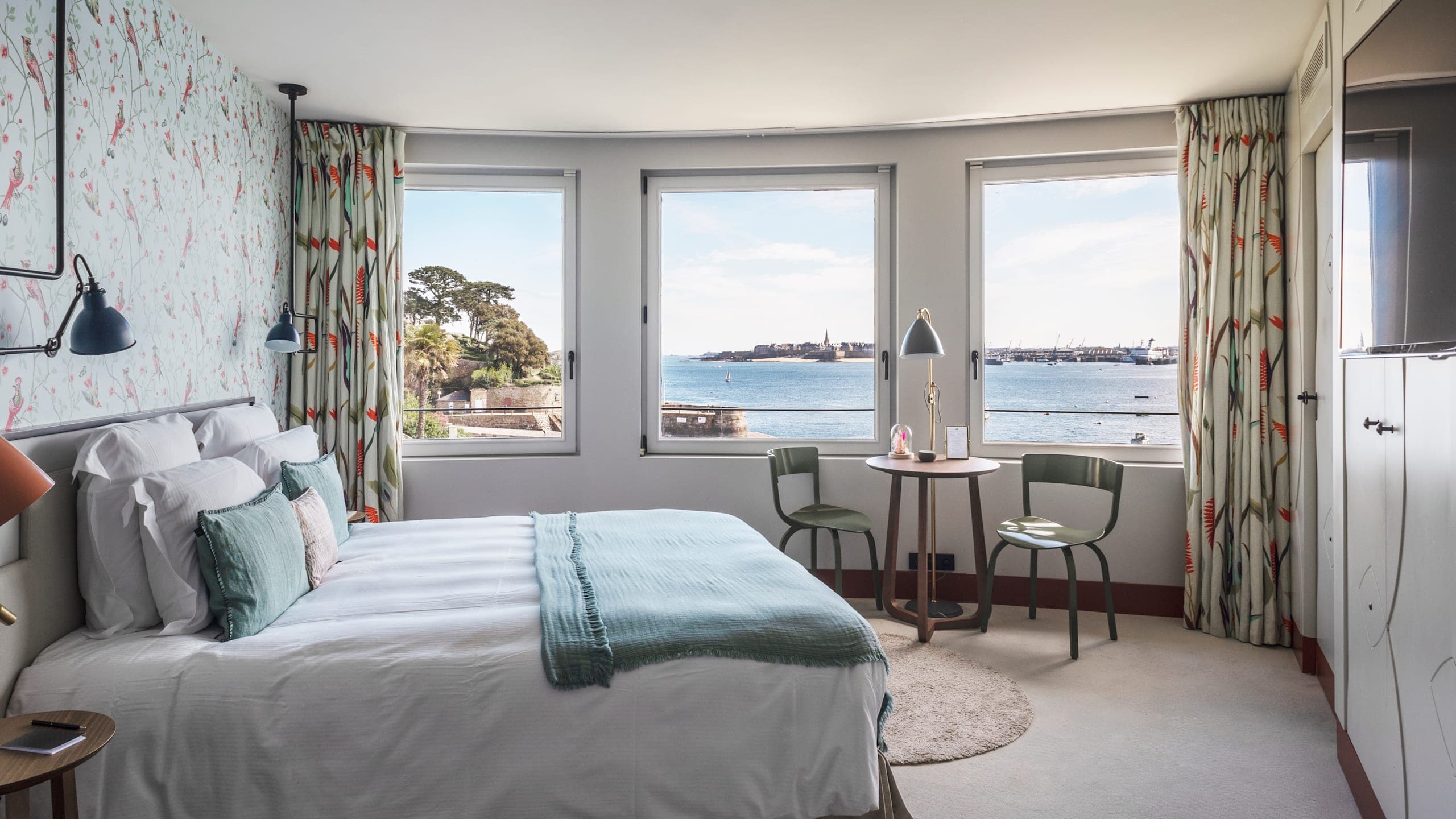 Deluxe Room with Sea View - Image 2
