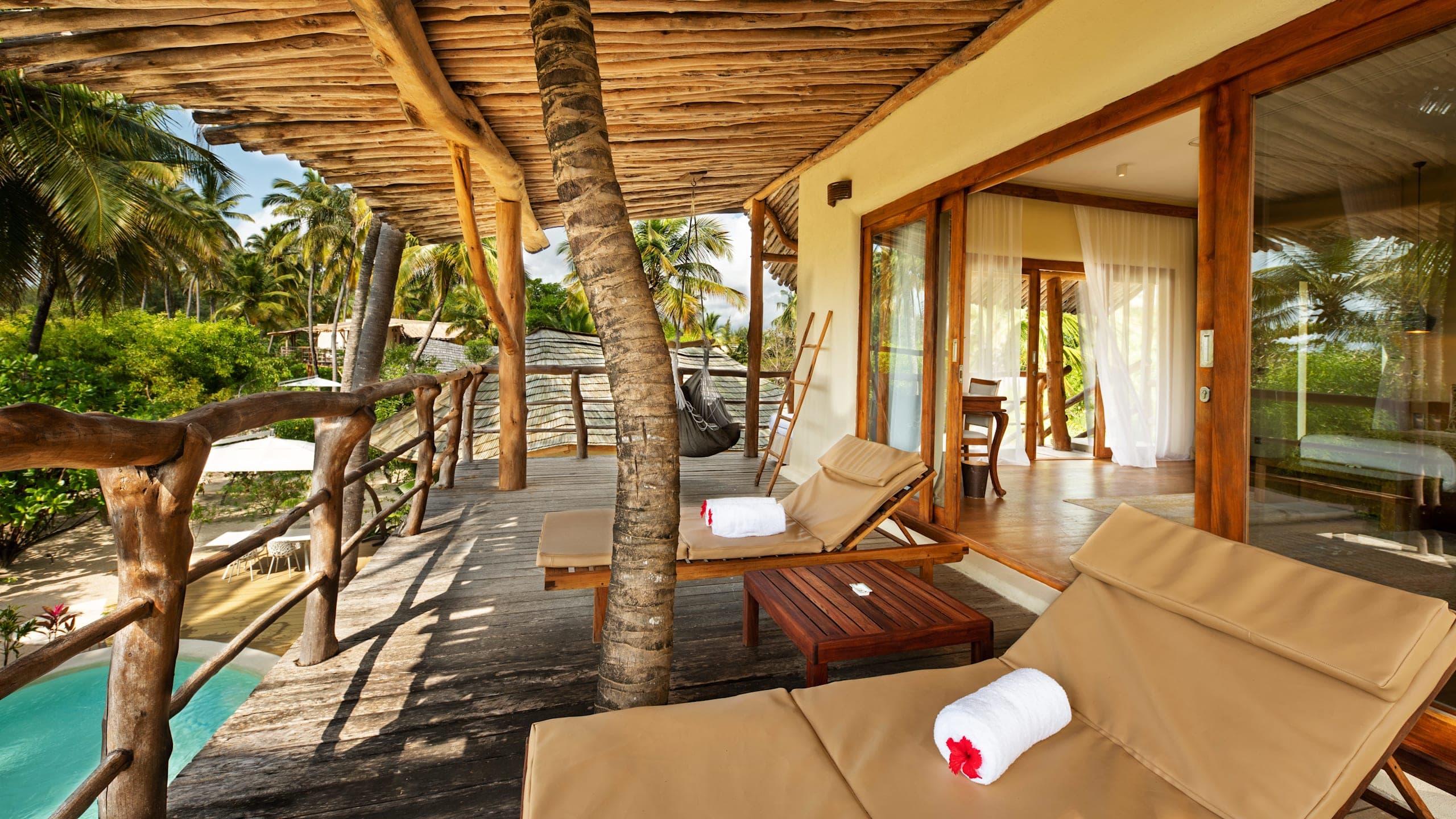Deluxe Room with Shared Pool - Image 4