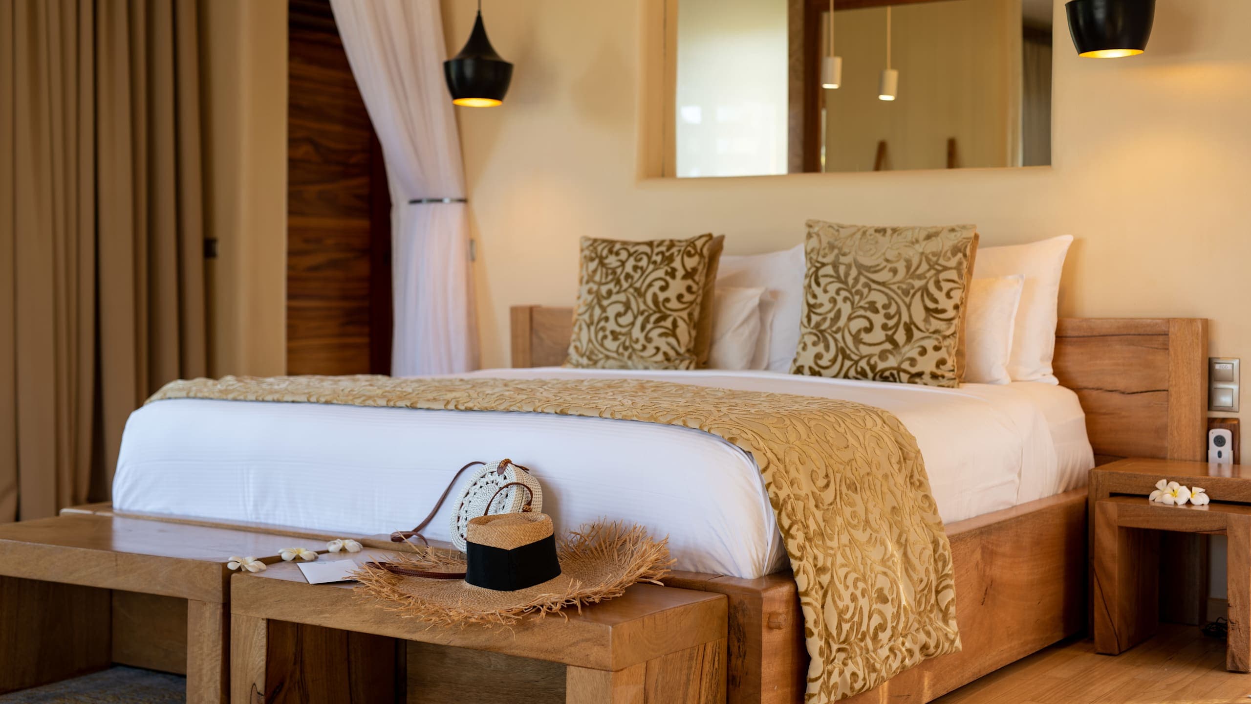 Deluxe Room with Shared Pool - Image 2