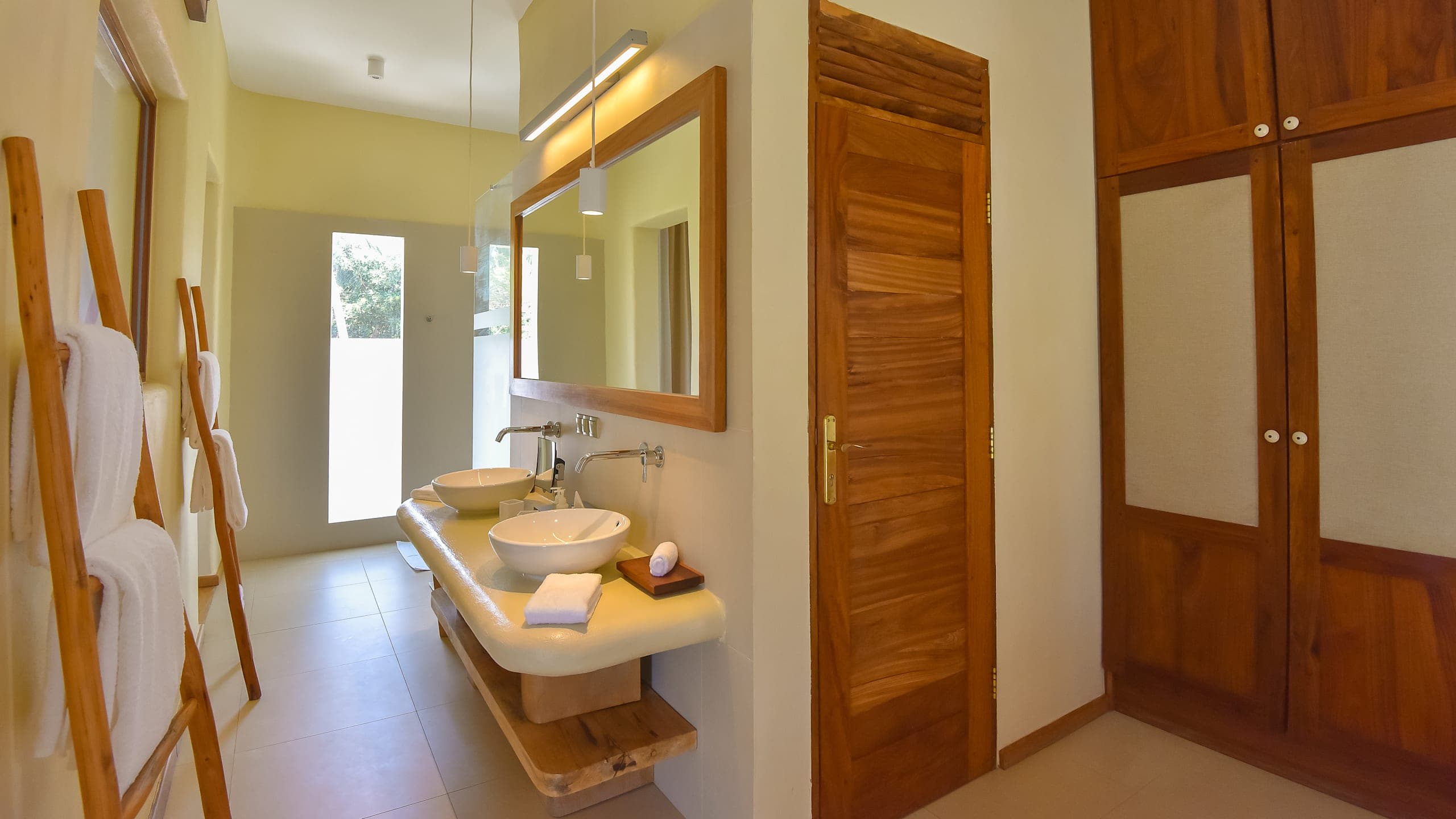 Deluxe Room with Shared Pool - Image 1
