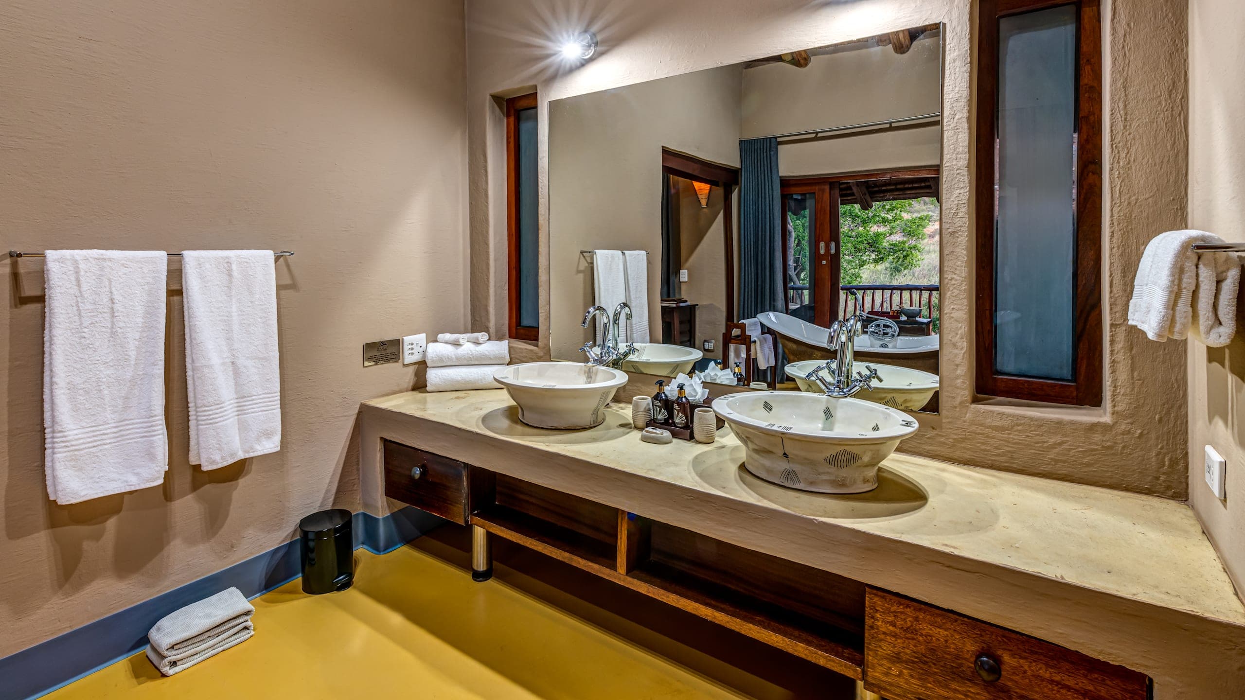 Luxury Suite - Image 8