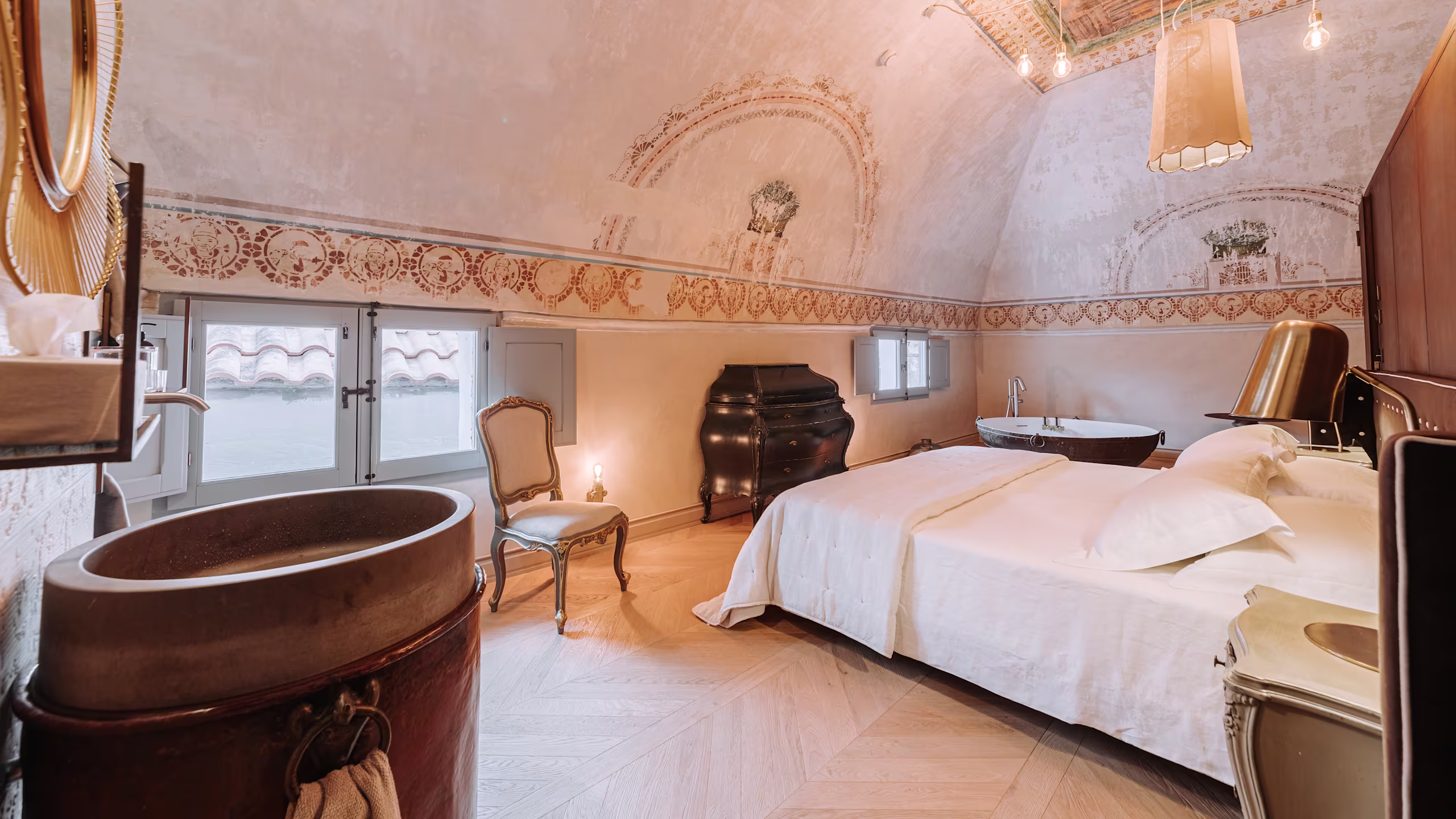 Deluxe Suite - Image 7