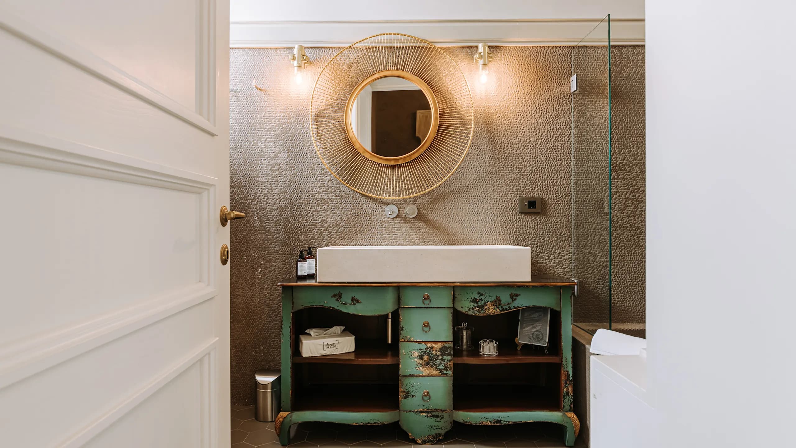 Deluxe Suite - Image 6