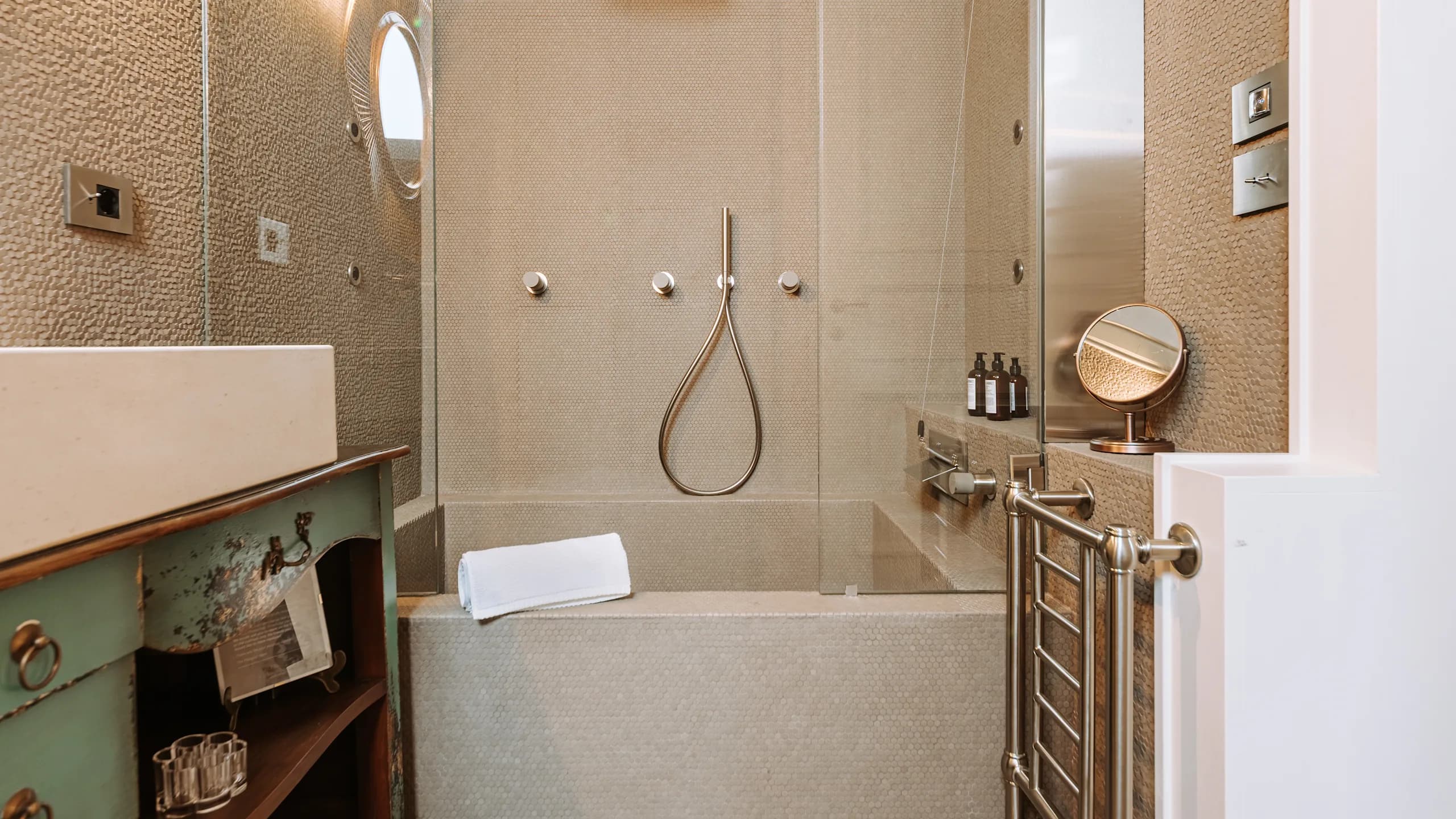 Deluxe Suite - Image 4