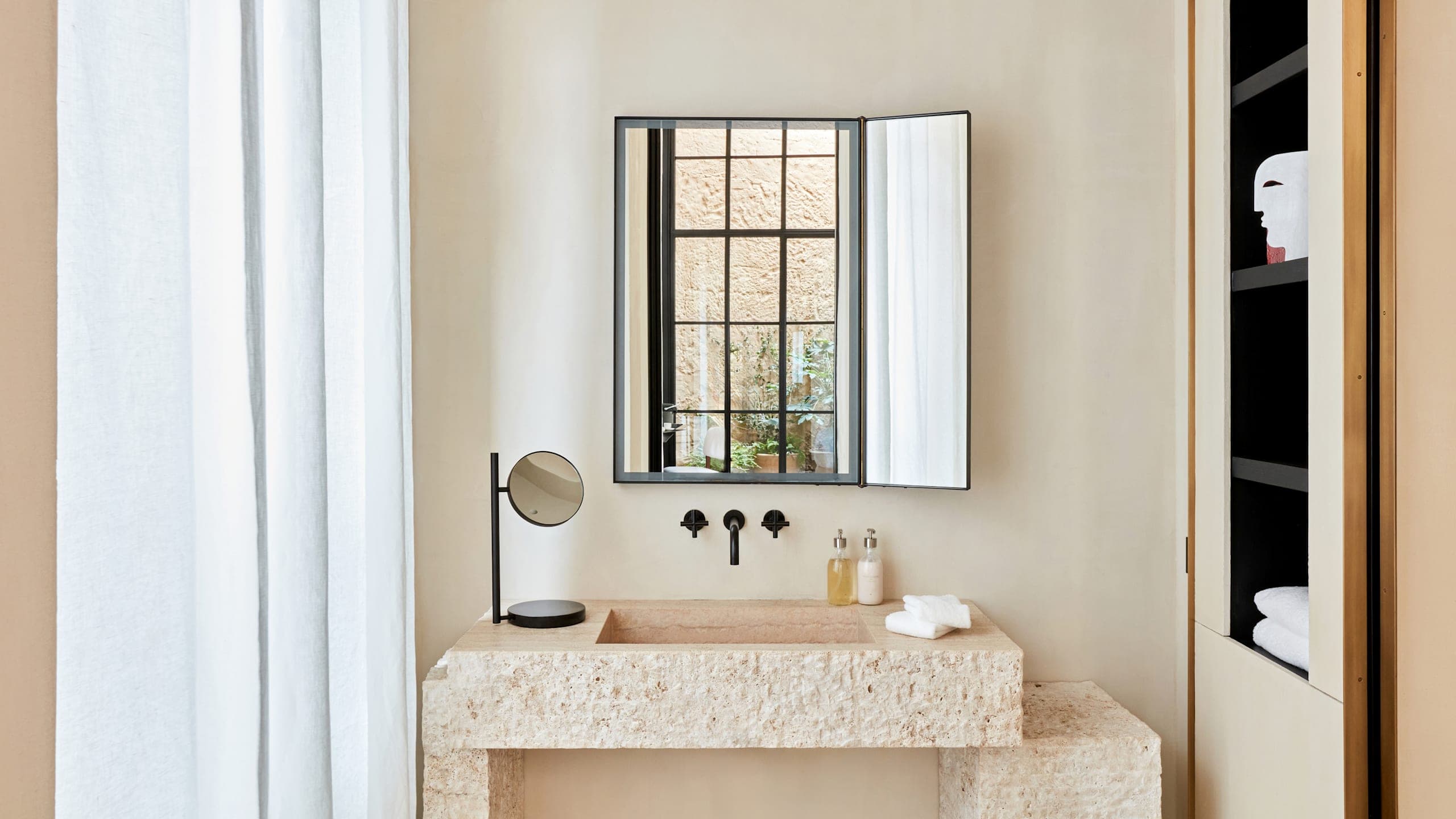 Deluxe Room - Image 5