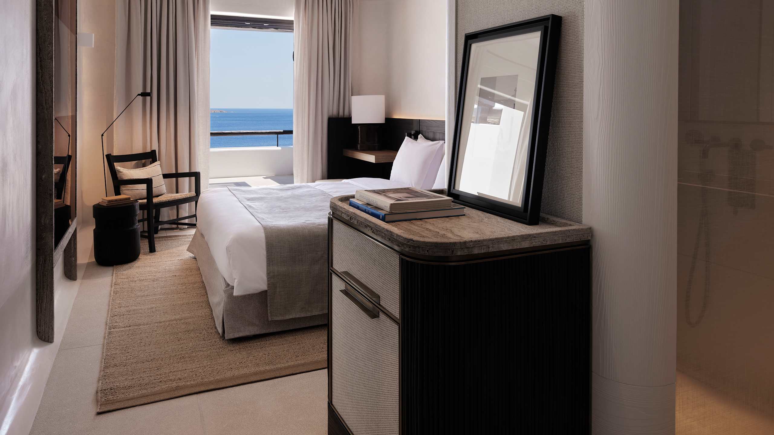 Deluxe Room with Sea View - Image 2