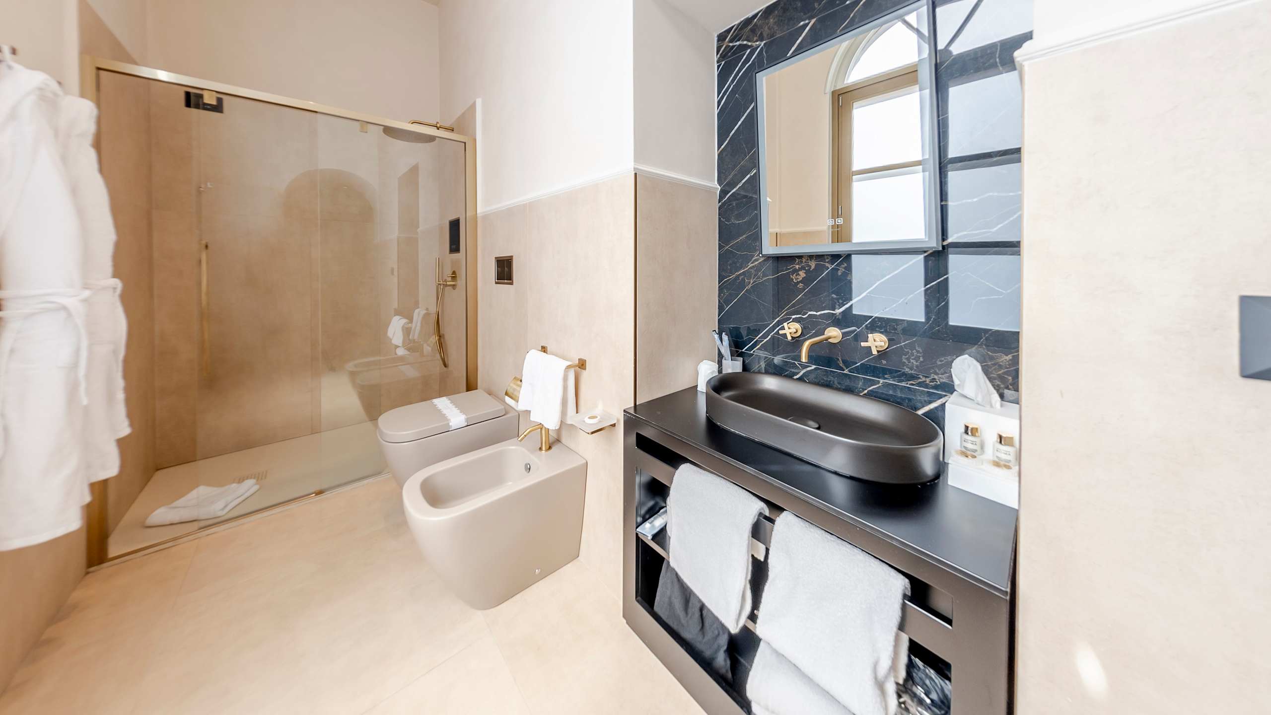 Deluxe Suite - Image 10