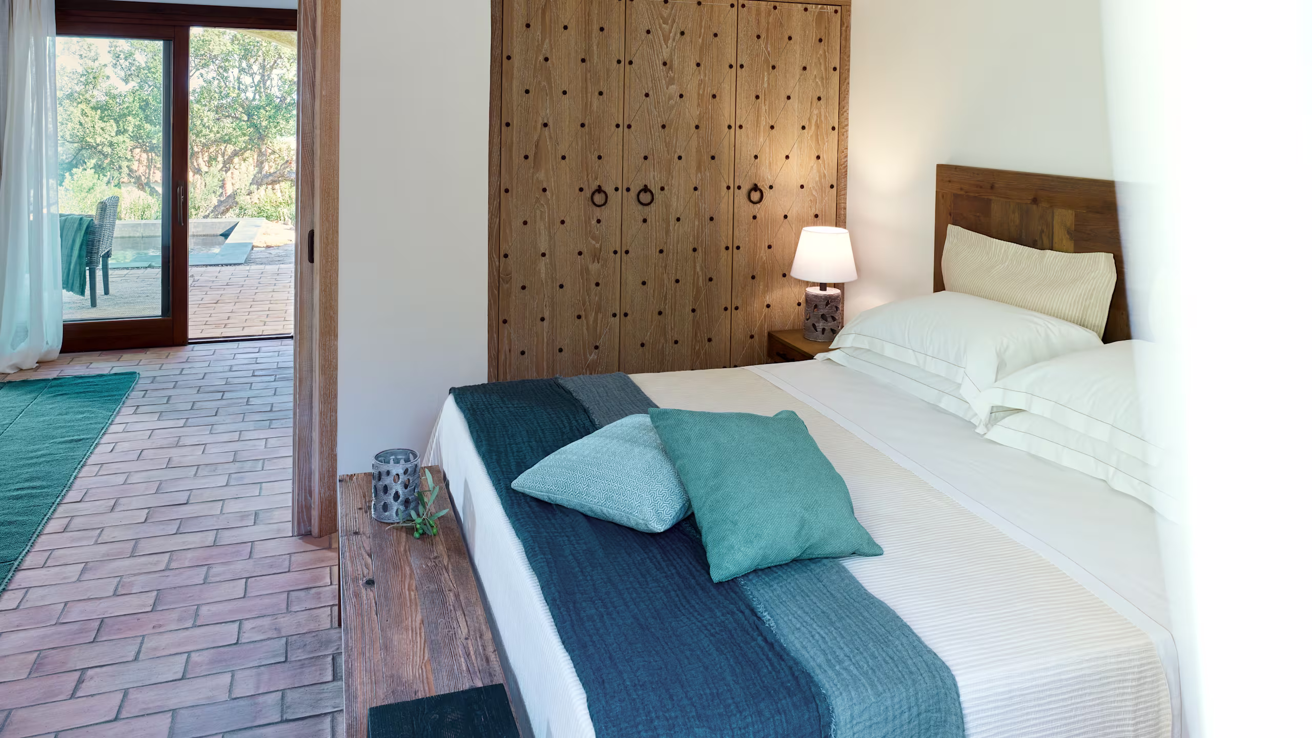 Deluxe Pool Suite - Image 10