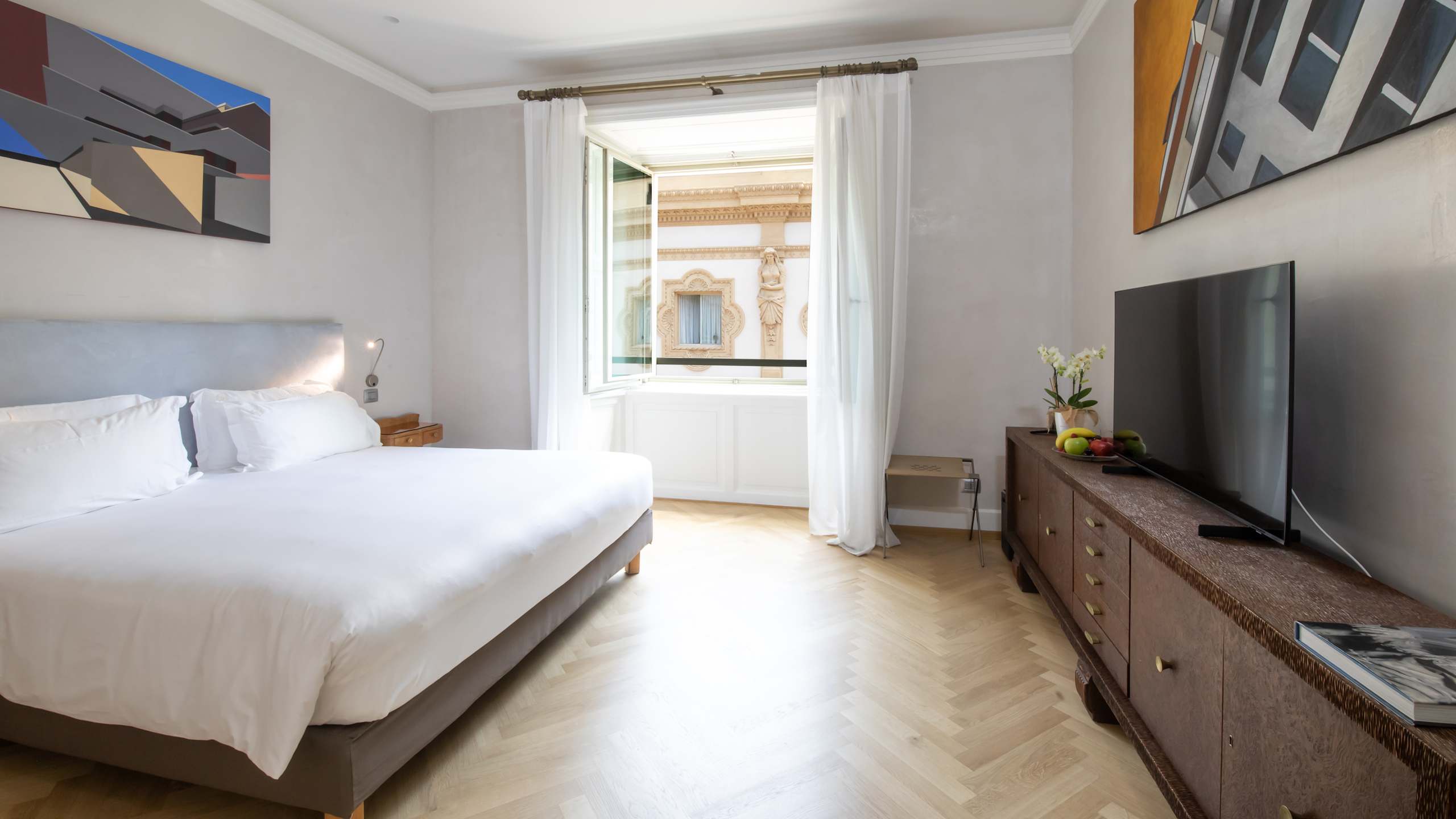 Deluxe Gallery Room - Image 2