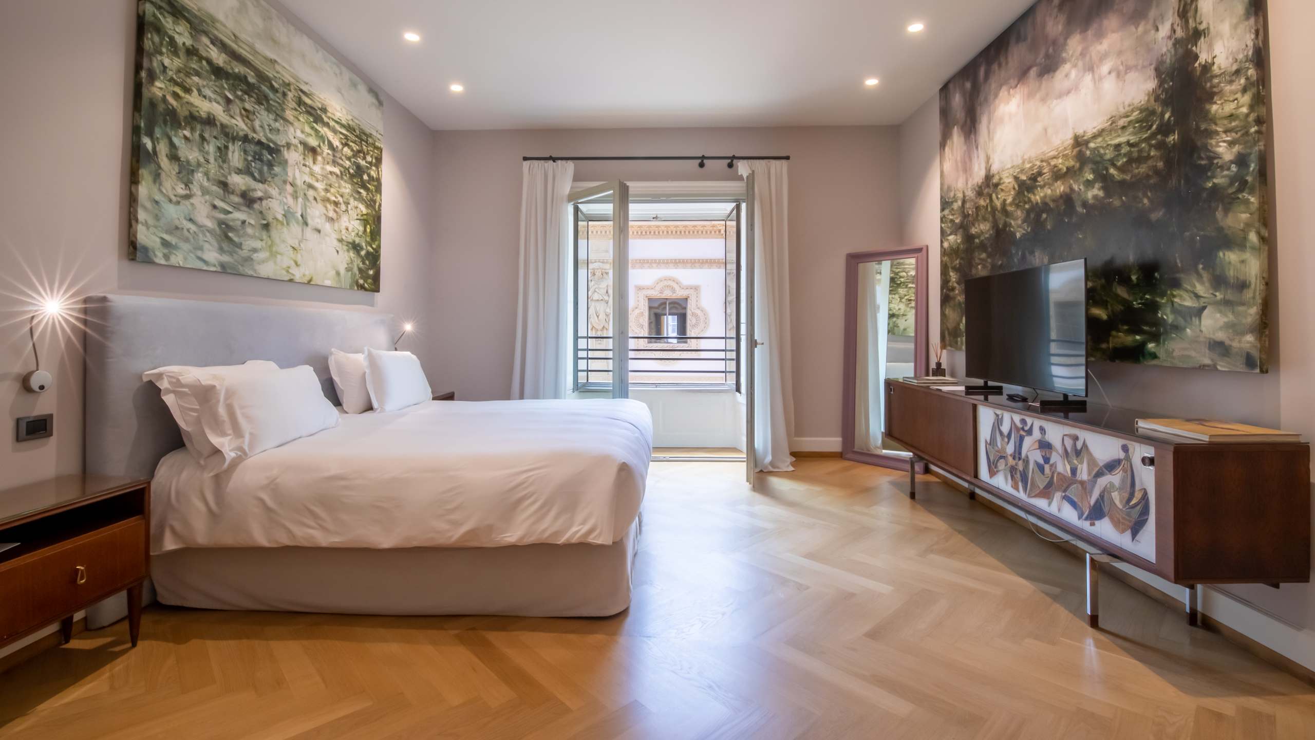 Deluxe Gallery Room - Image 3