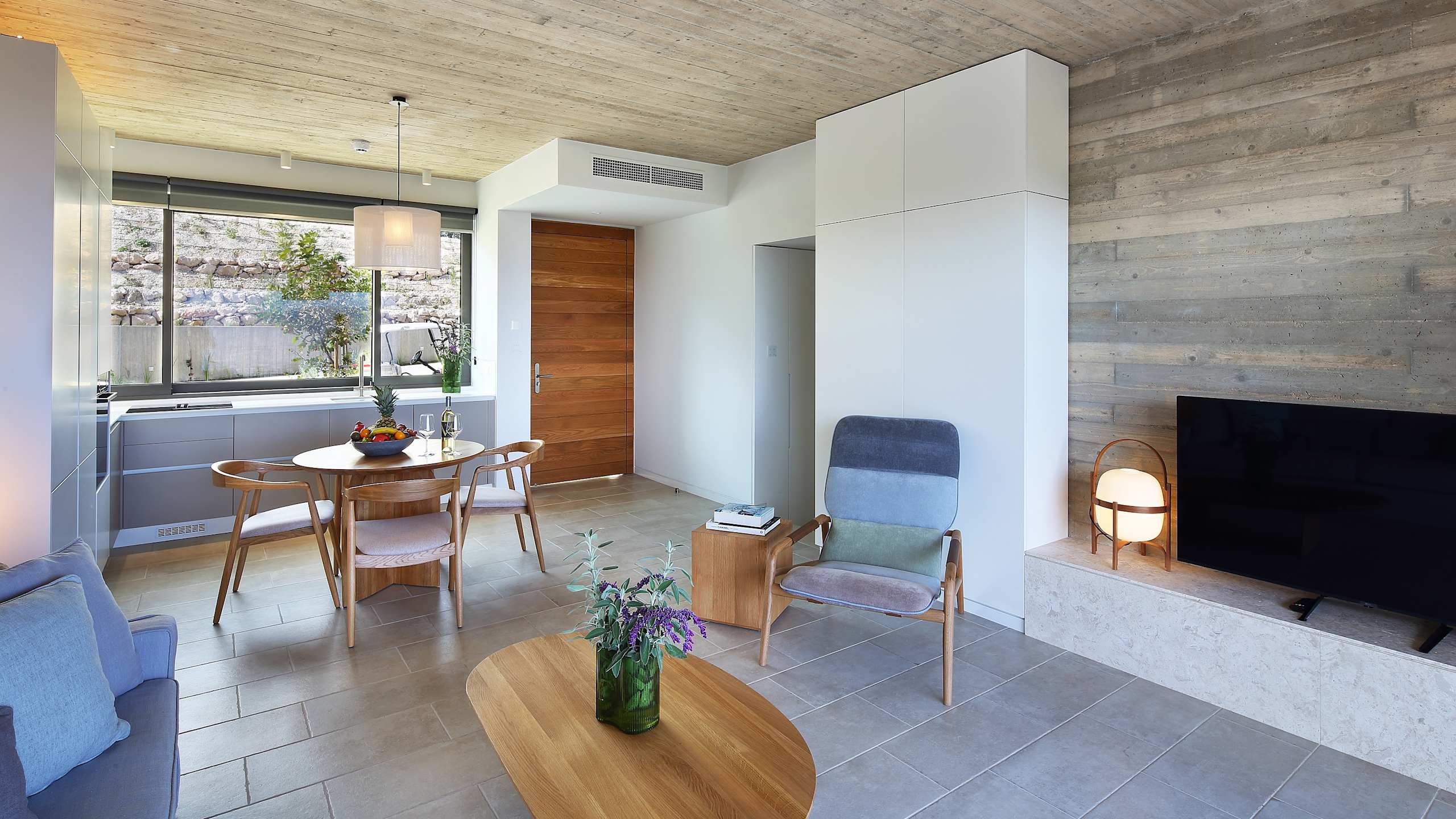 Ezousa Executive Suite - Image 4