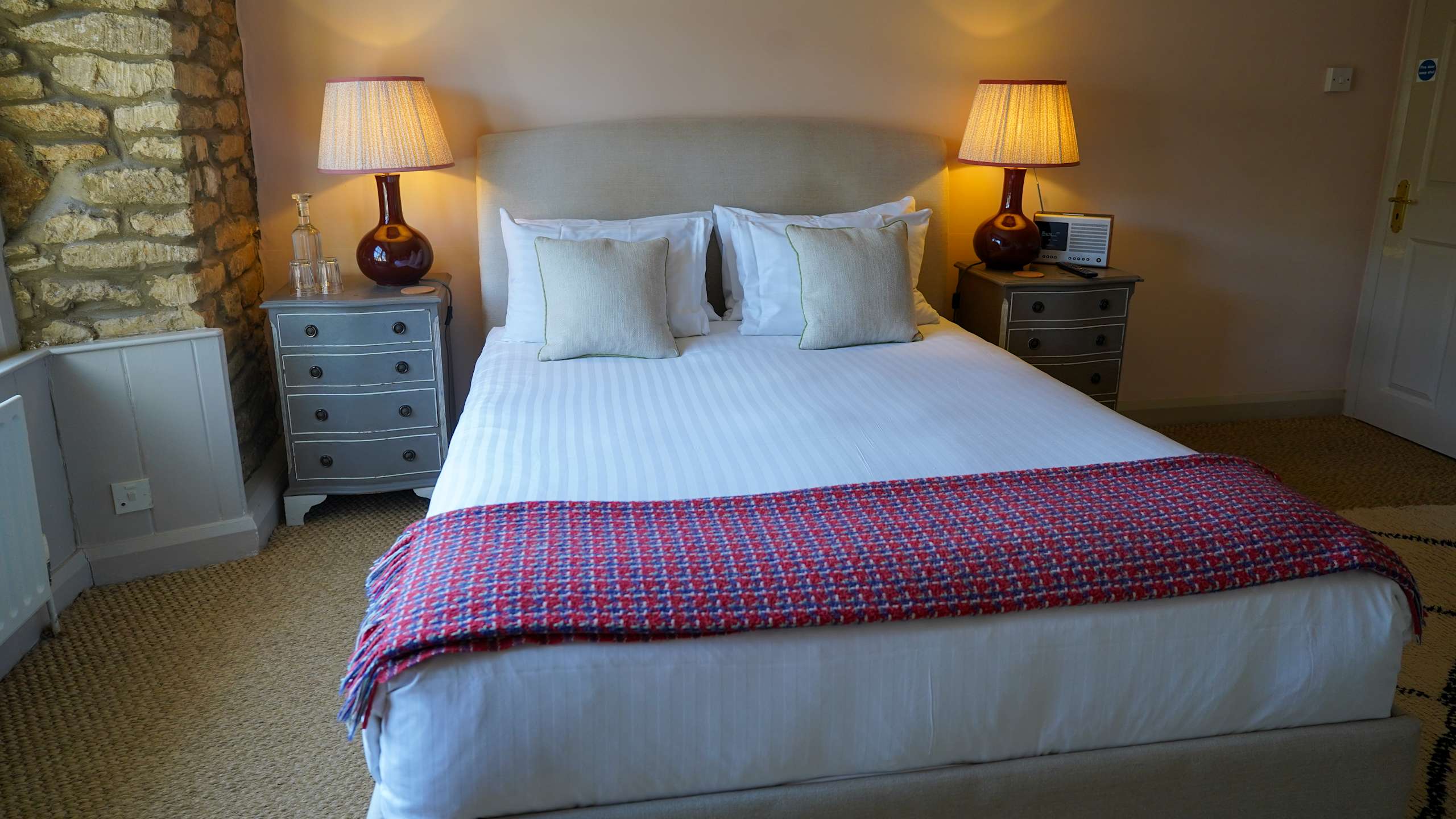 Lord Poulett Arms - Image 2