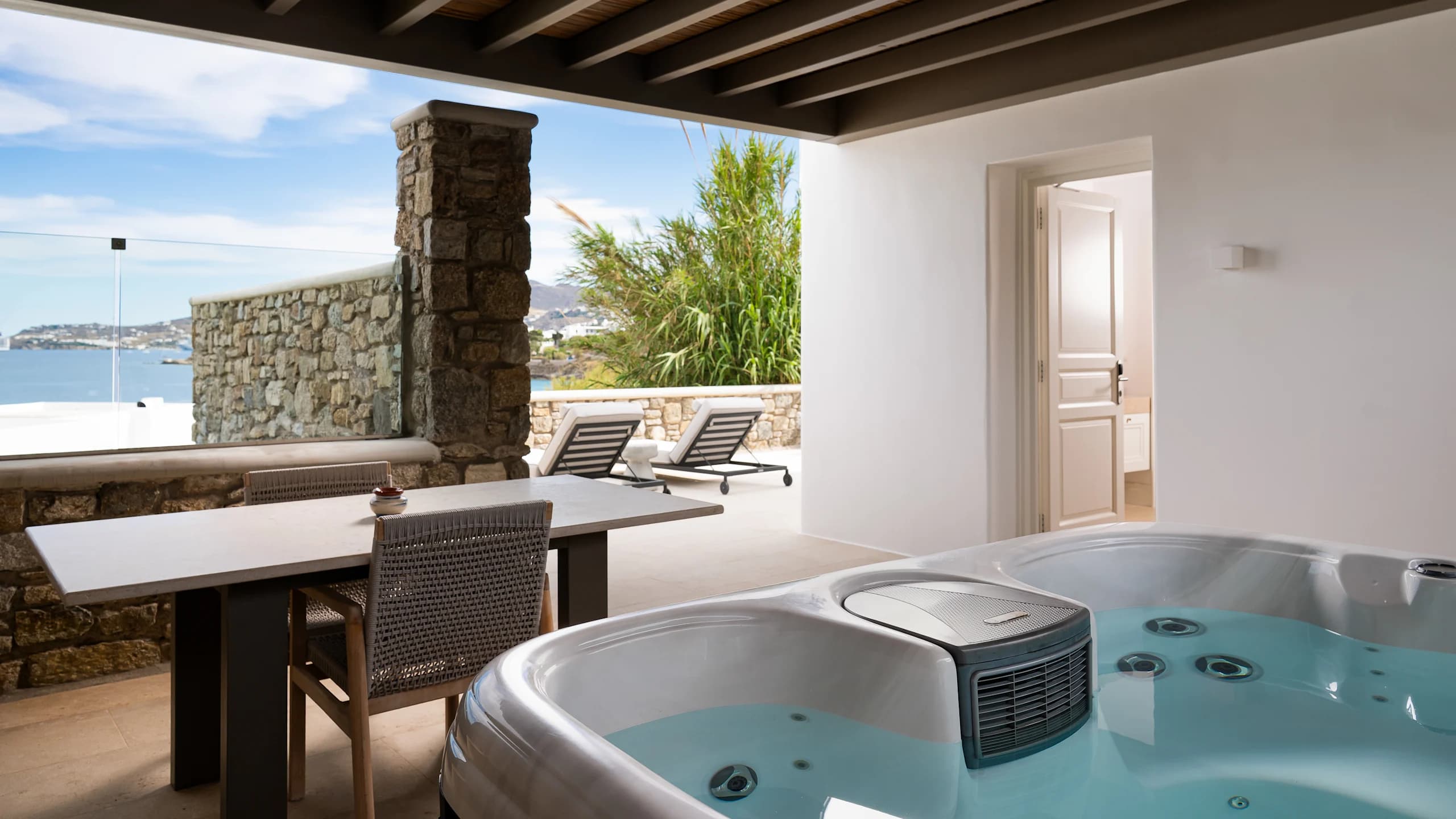 One Bedroom Suite Sea View with Hot Tub - Image 1