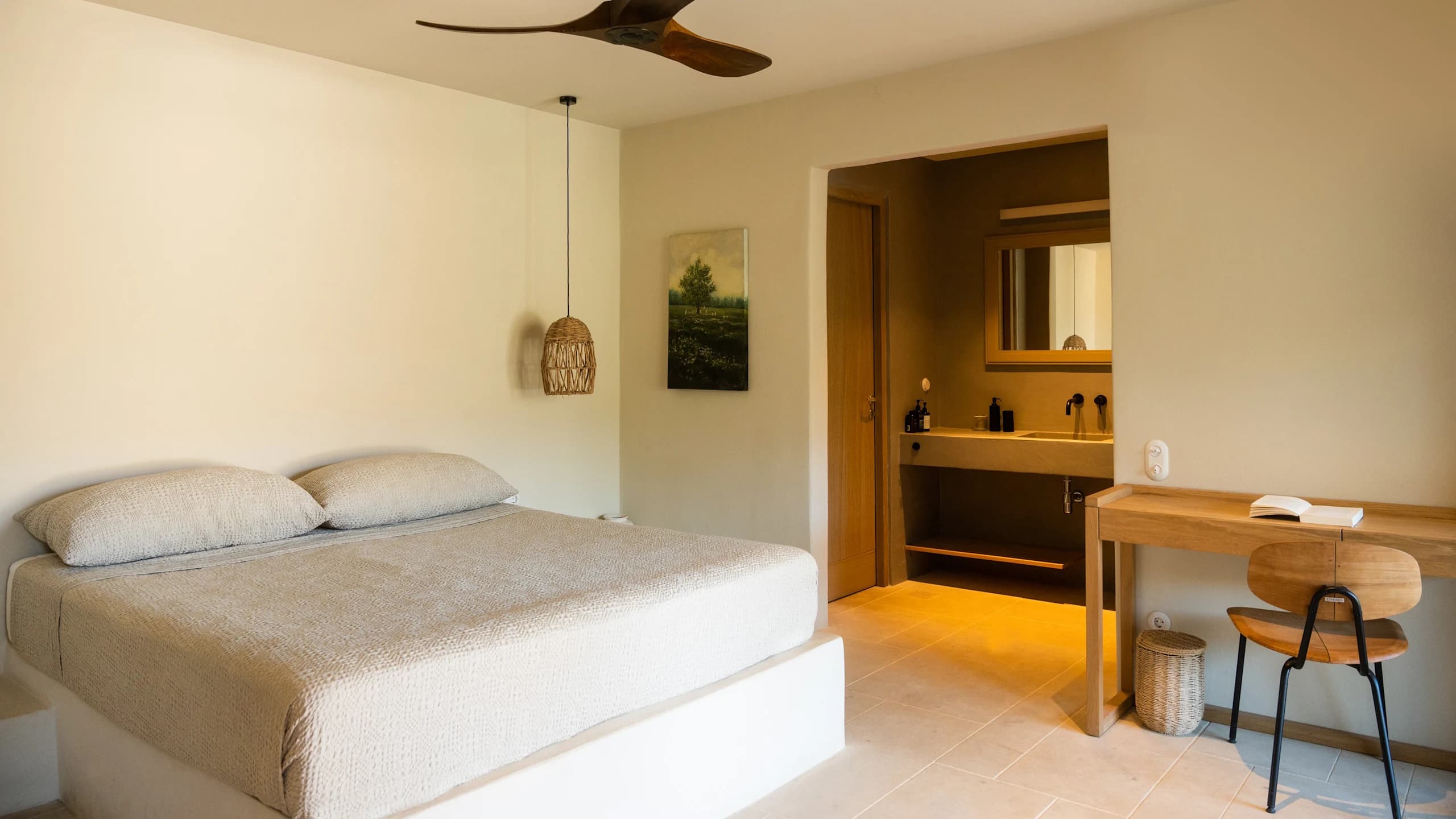 Hillside Suite with Sea View - Image 5