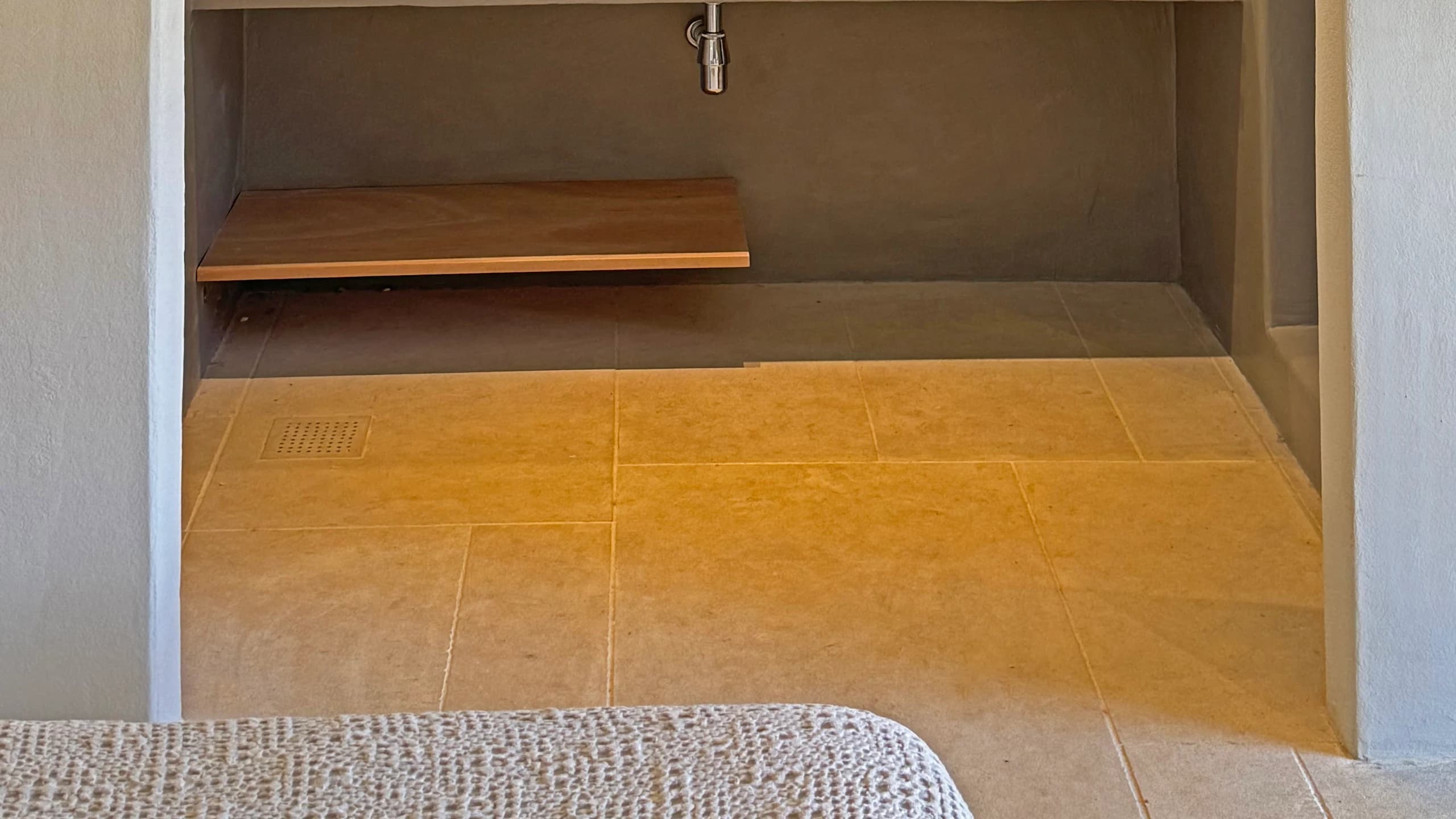 Hillside Suite with Sea View - Image 3