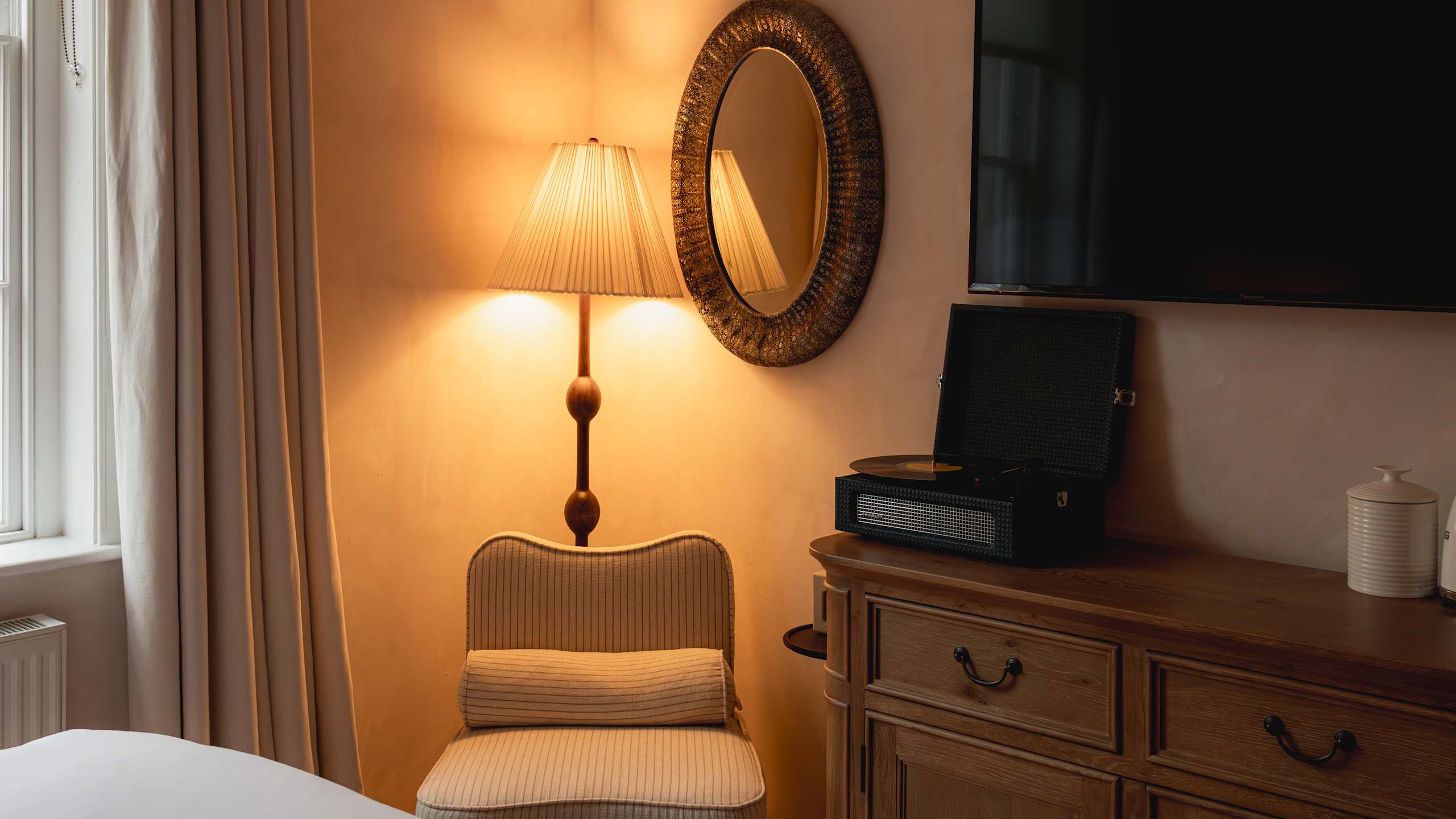 Guest Room - Image 4