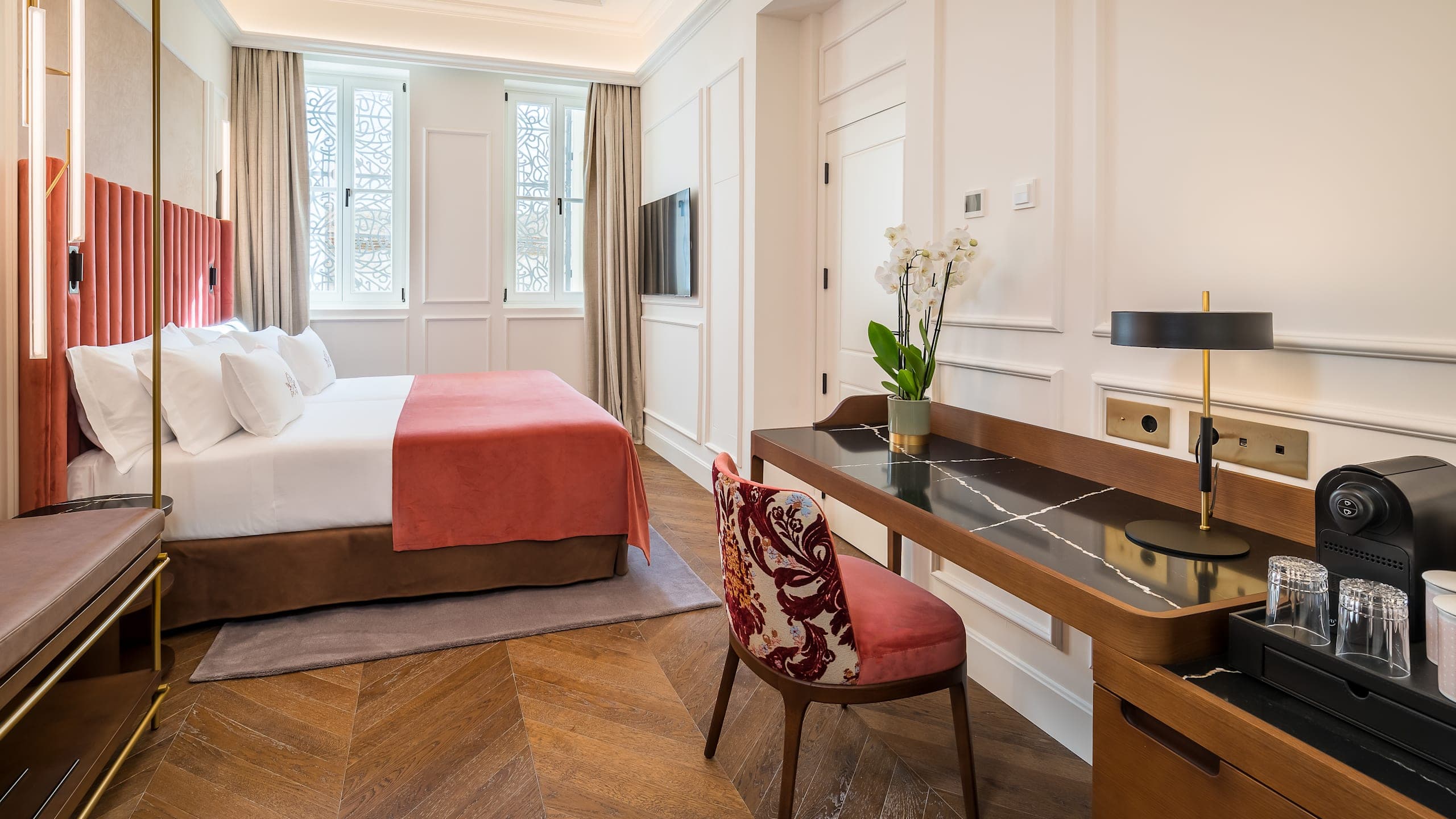 Deluxe Room - Image 7