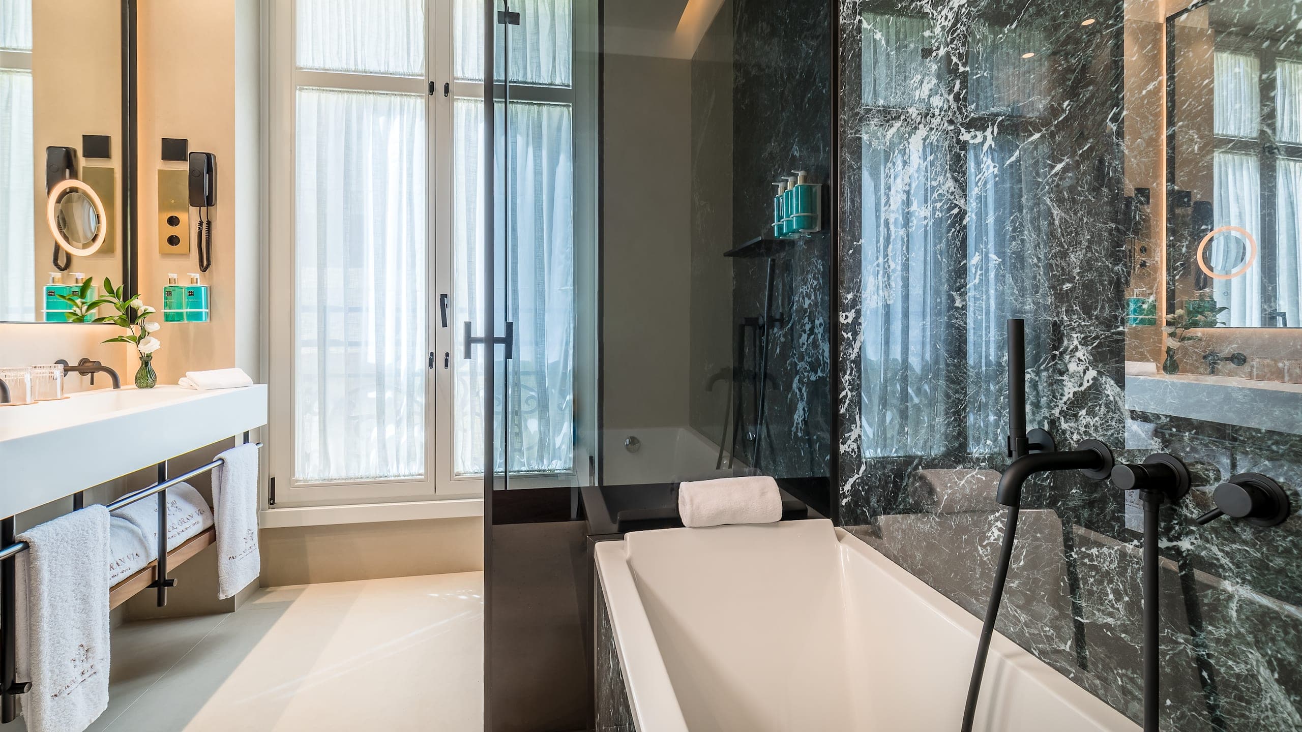 Deluxe Corner - Image 3