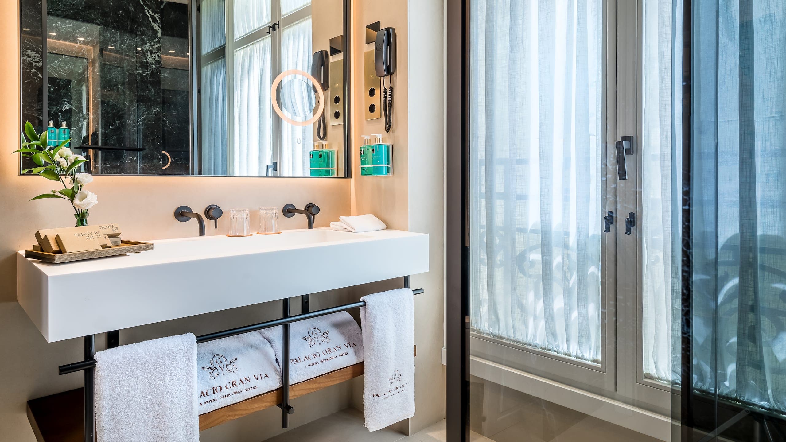 Deluxe Corner - Image 2