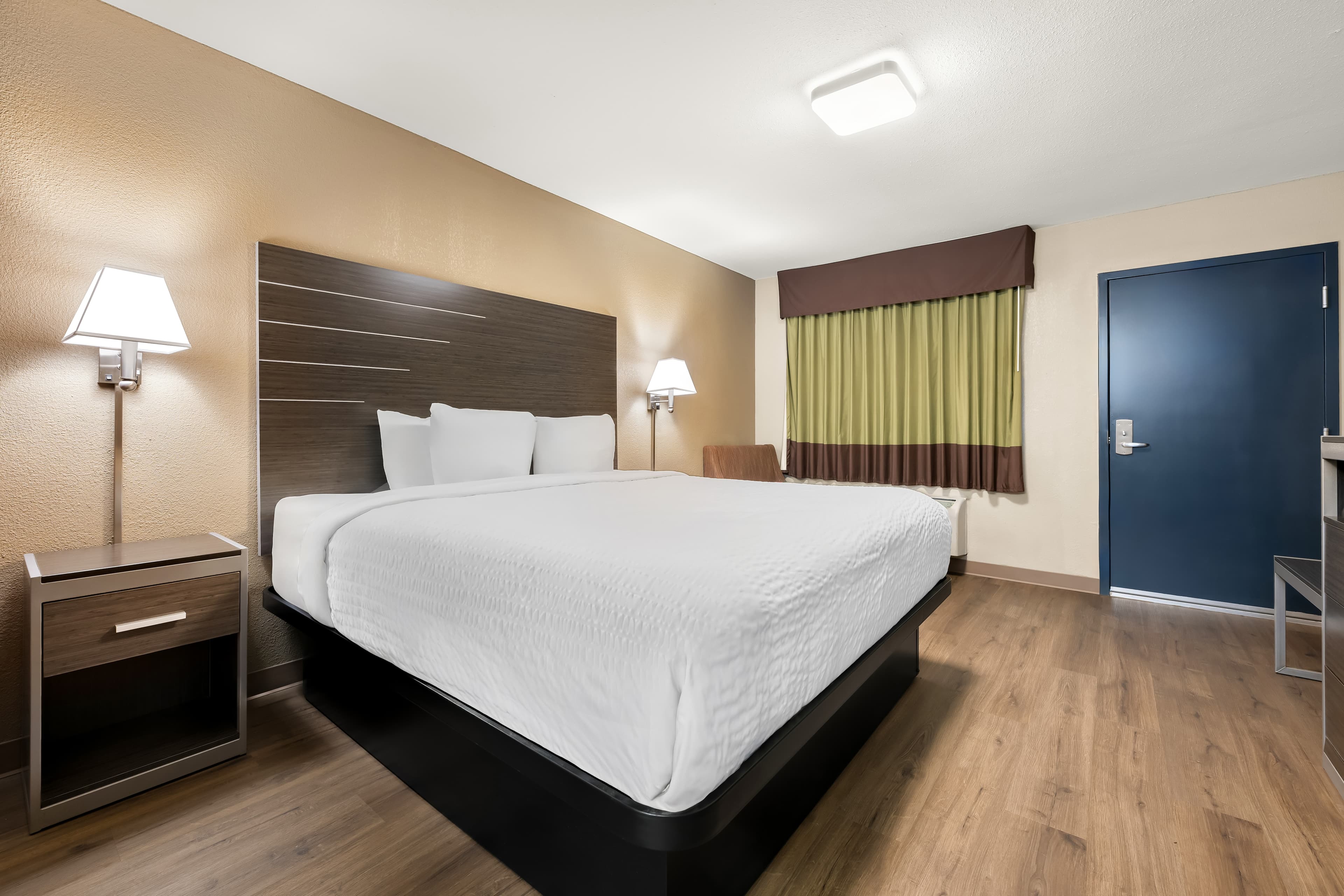 1 King Bed, Nonsmoking - Image 3