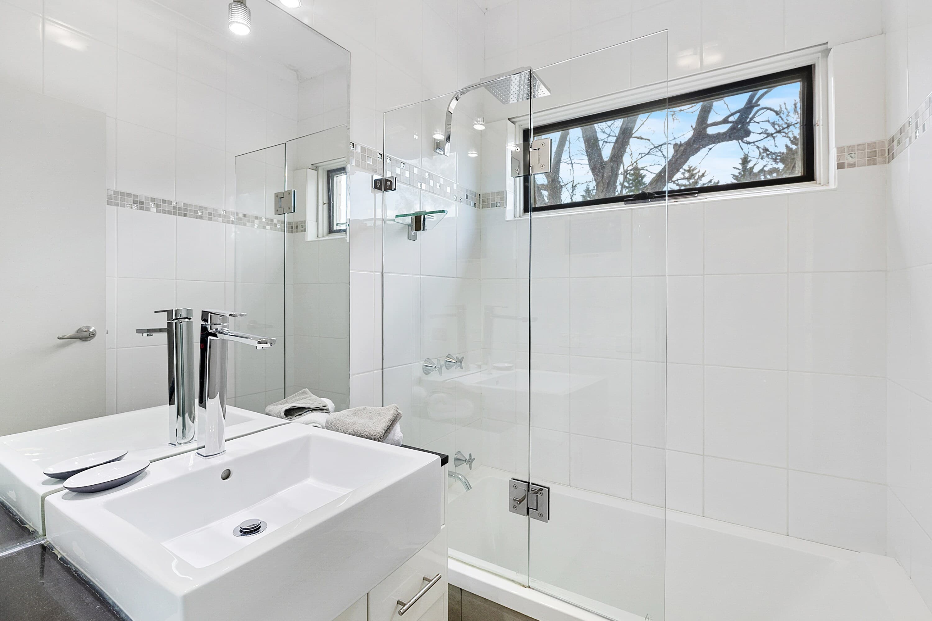 2 Single Beds, 1 Queen Bed, 2 Bedroom Apartment, Full Kitchen - Image 6