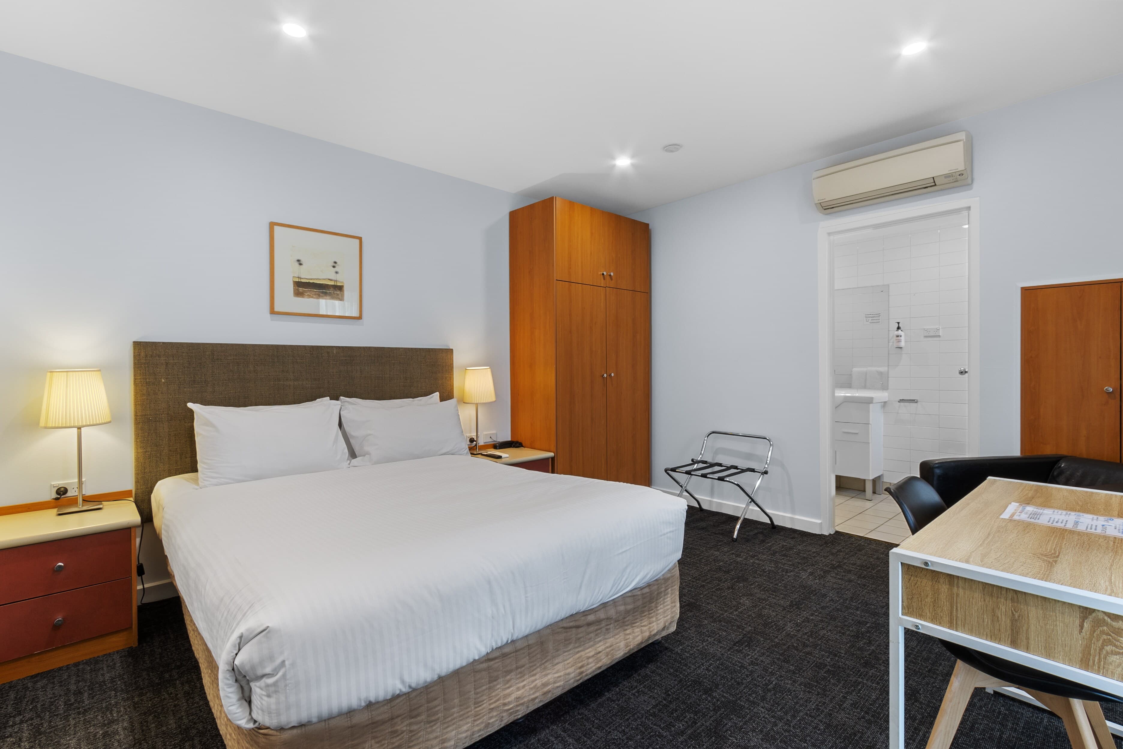 2 Single Beds, 1 Queen Bed, 2 Bedrooms, Family Suite - Image 5