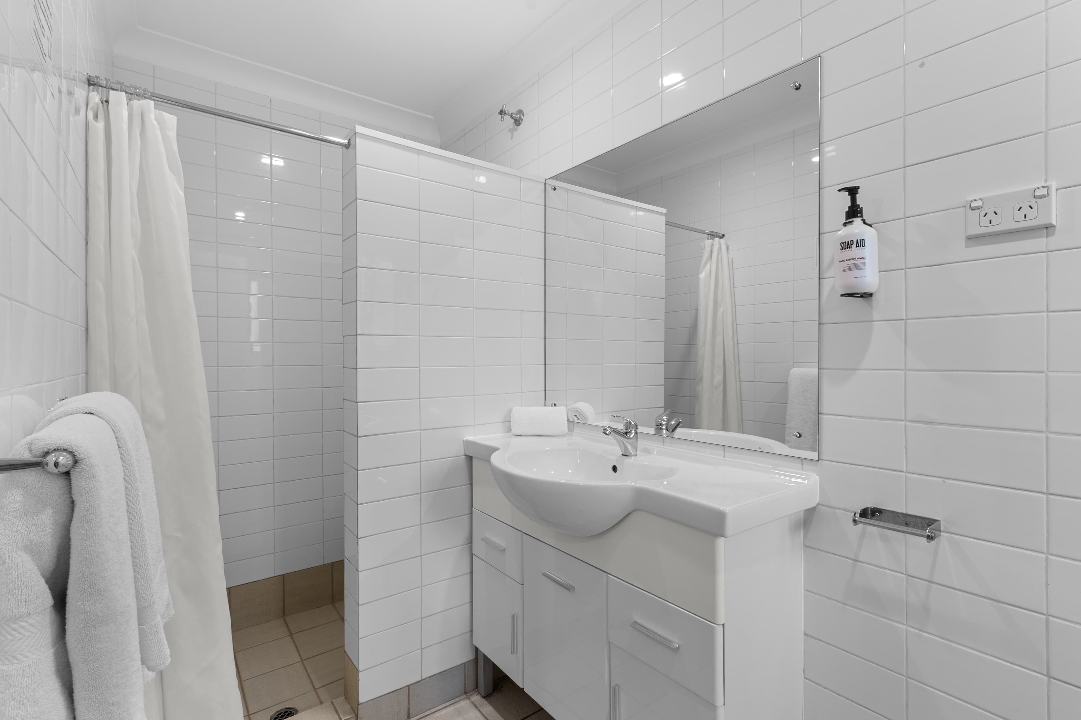 2 Single Beds, 1 Queen Bed, 2 Bedrooms, Family Suite - Image 6