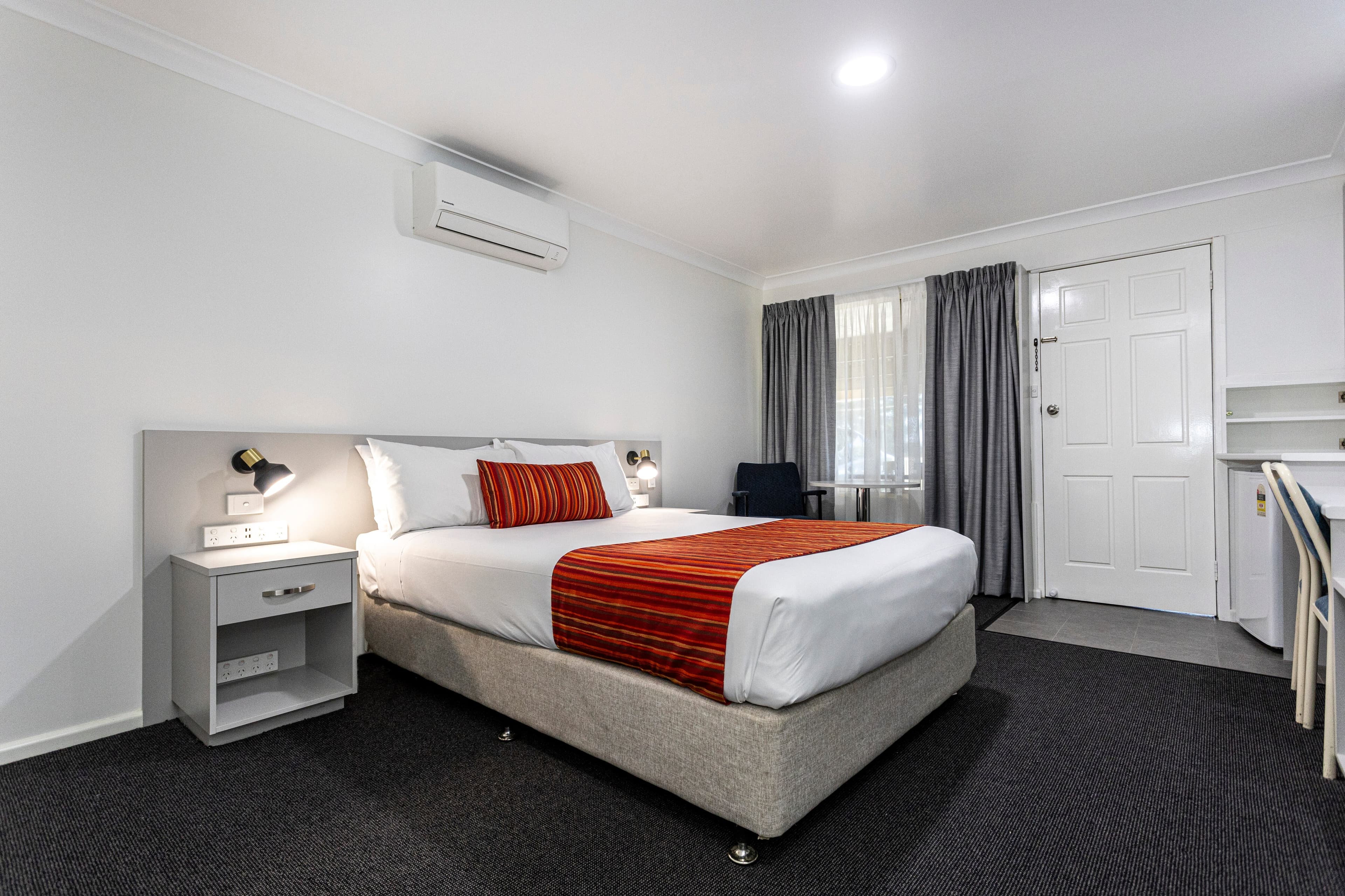 1 Double Bed, Pool View - Image 5