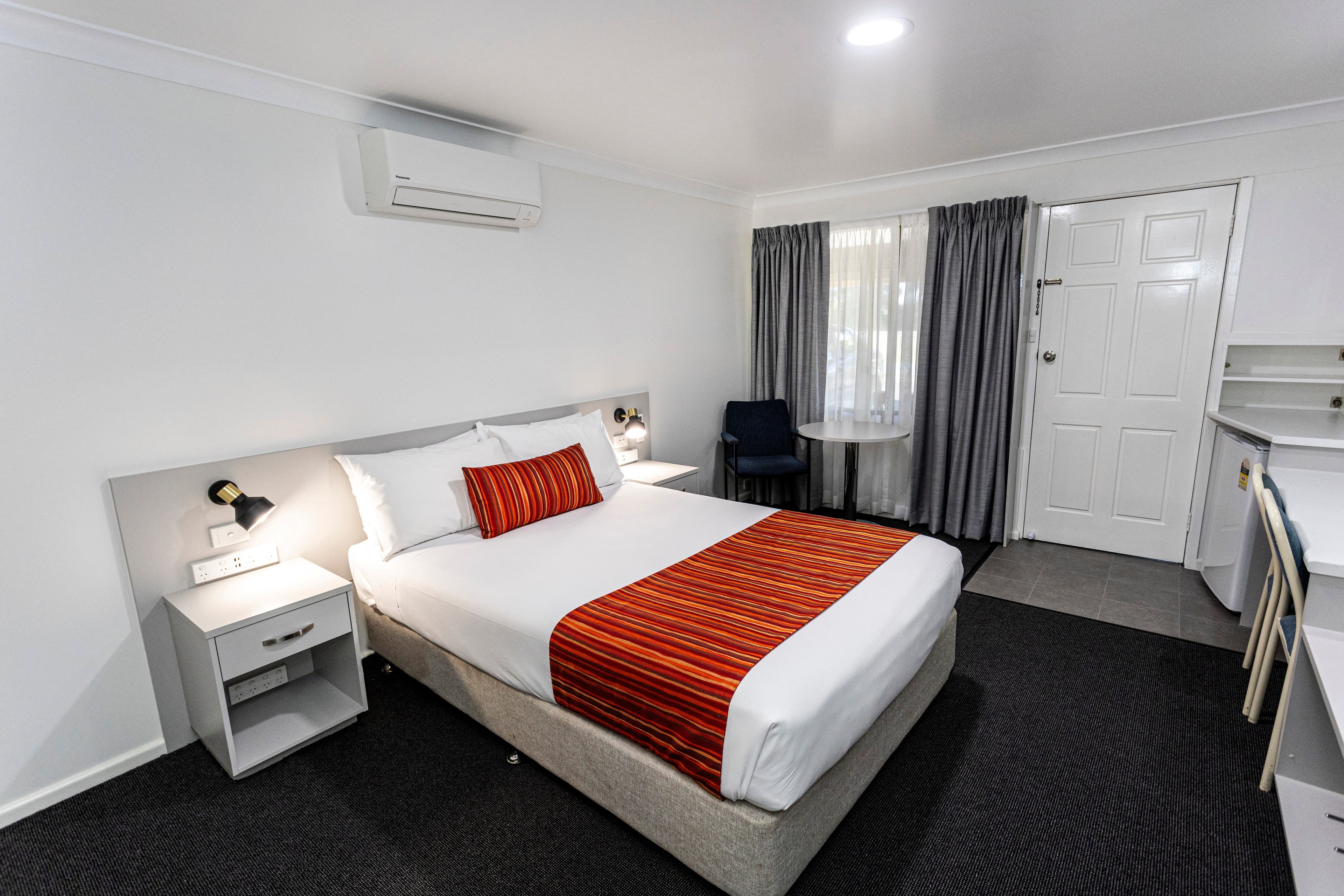 1 Double Bed, Pool View - Image 6