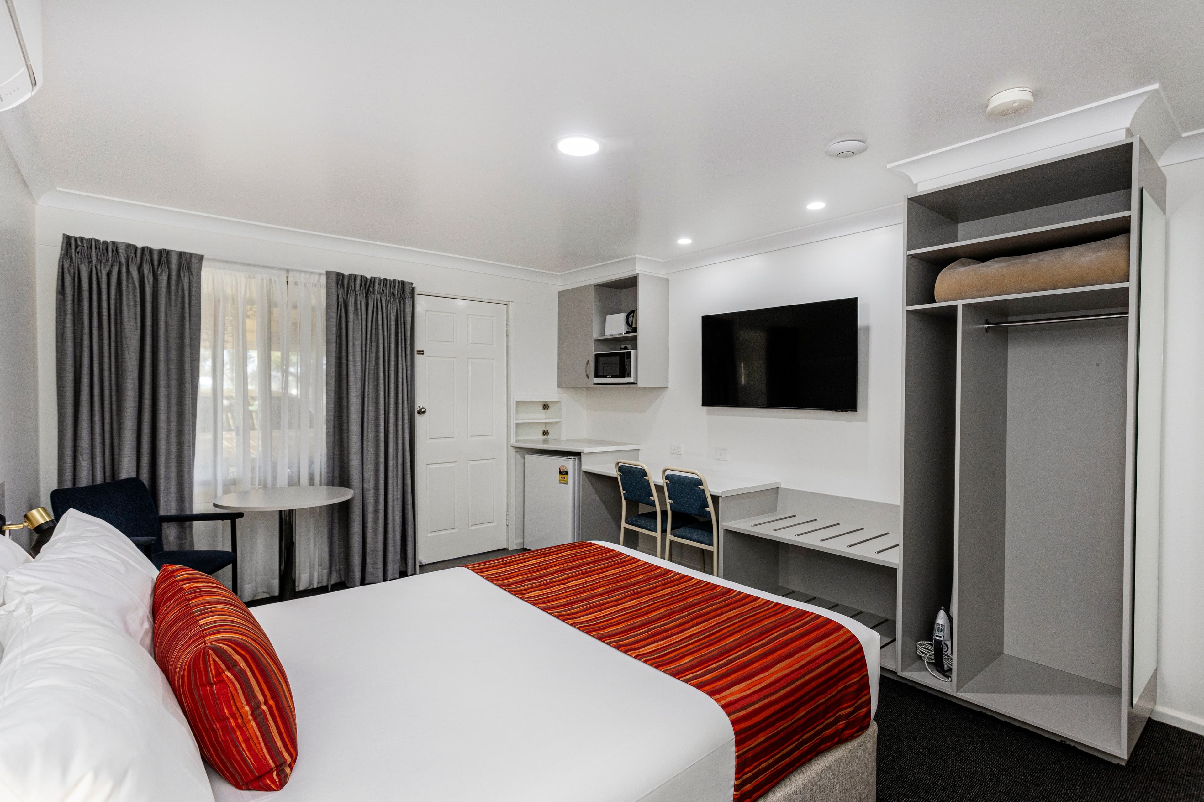 1 Double Bed, Pool View - Image 7