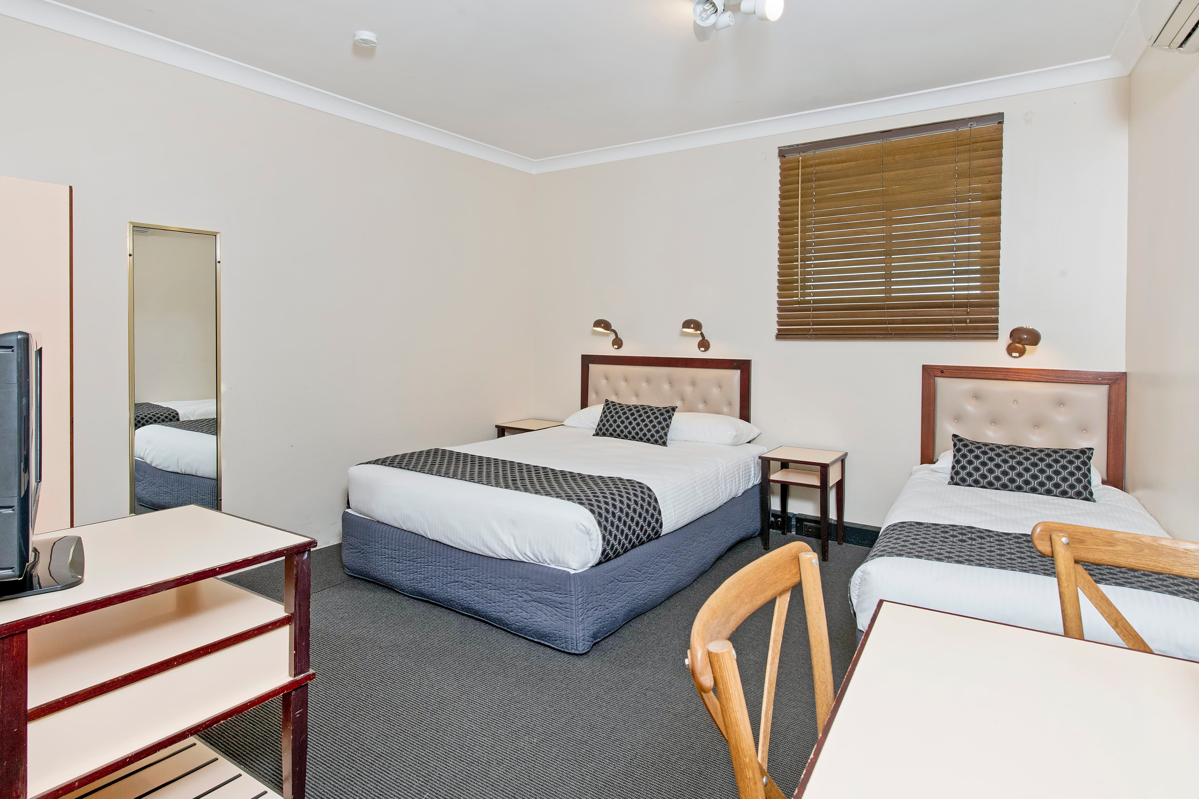 Econo Lodge Savannah Park Tamworth - Image 2