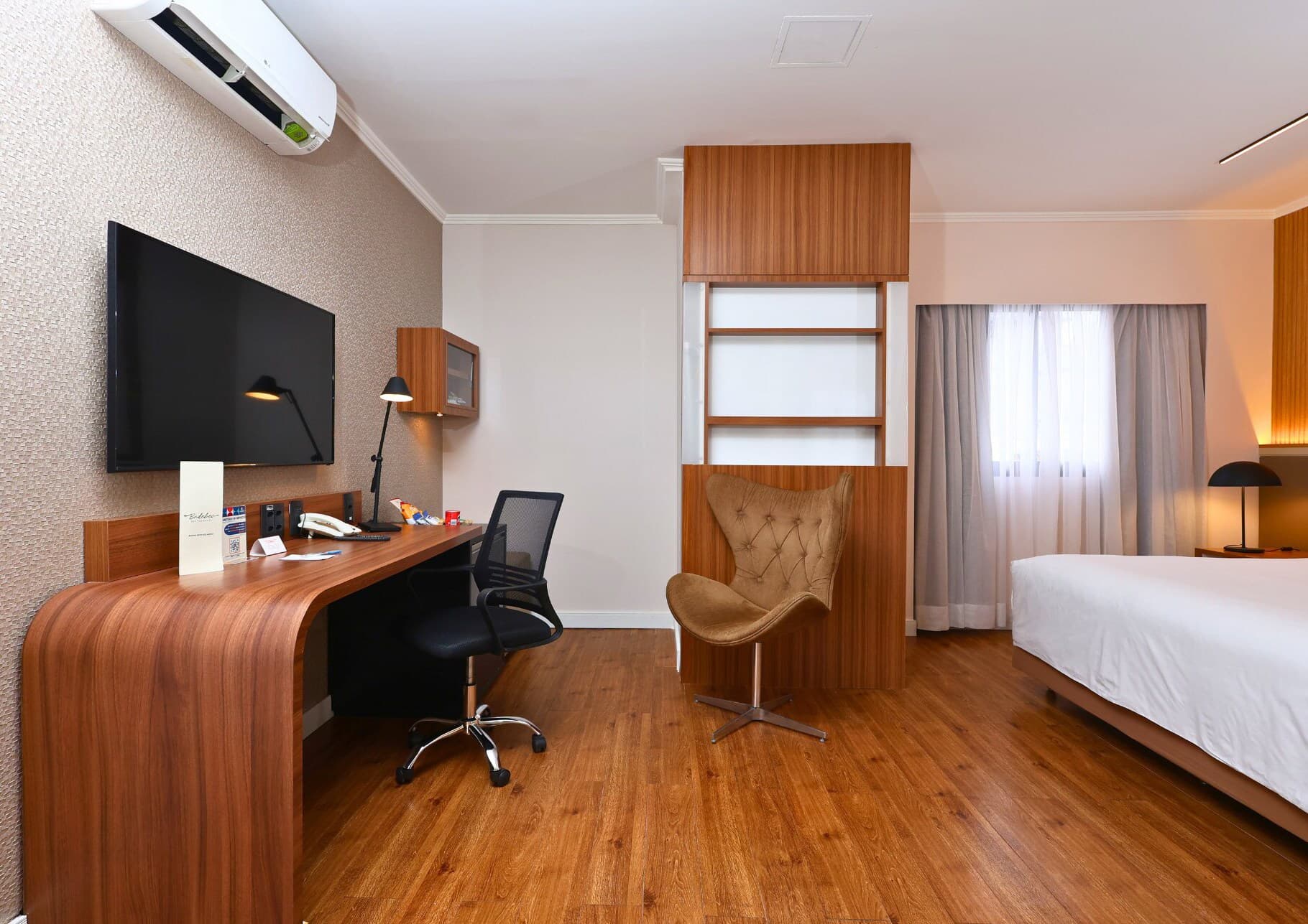 1 Queen Bed, Premium Room, Balcony - Image 3