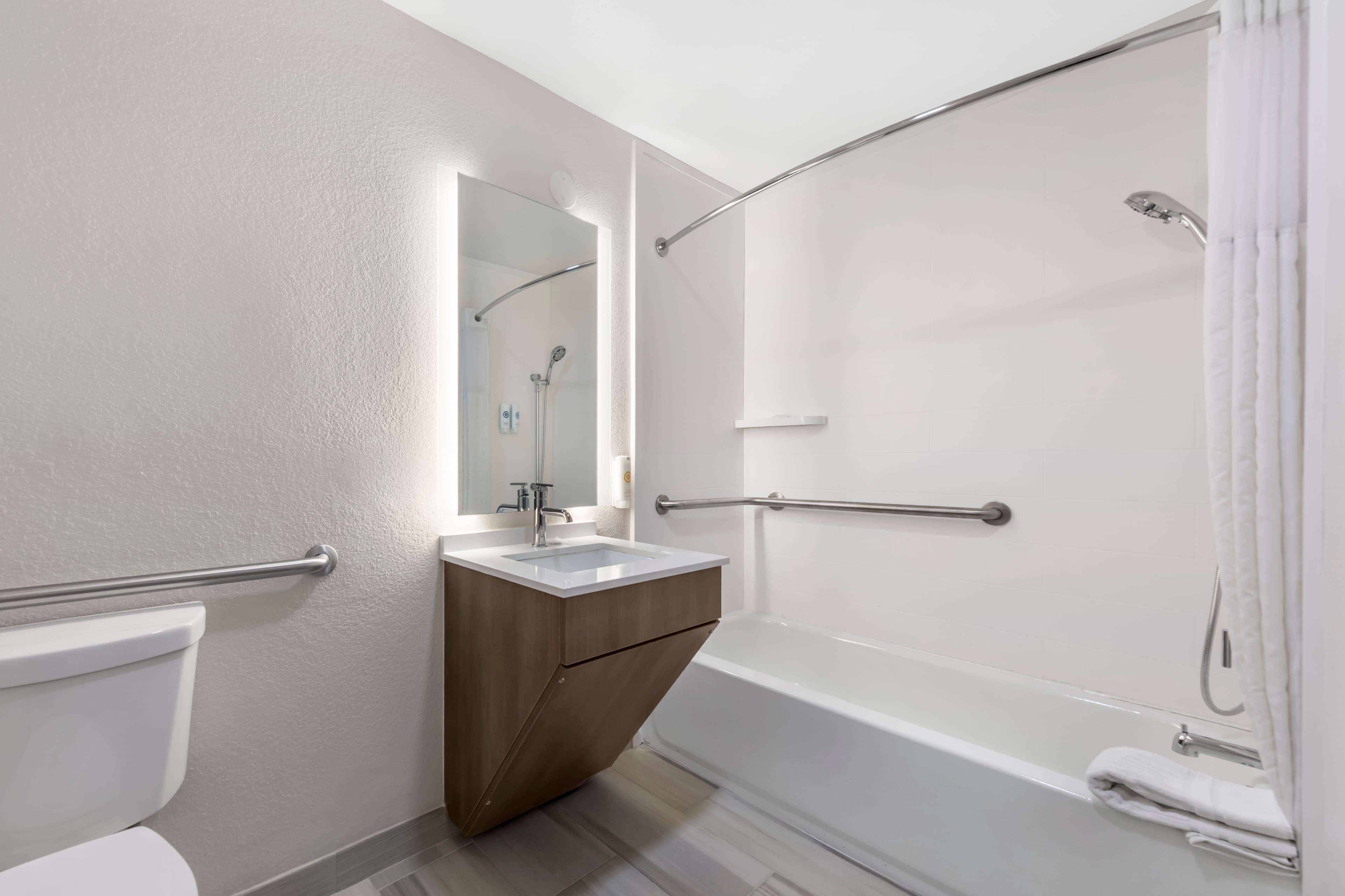 Comfort Inn Fontana - Image 5
