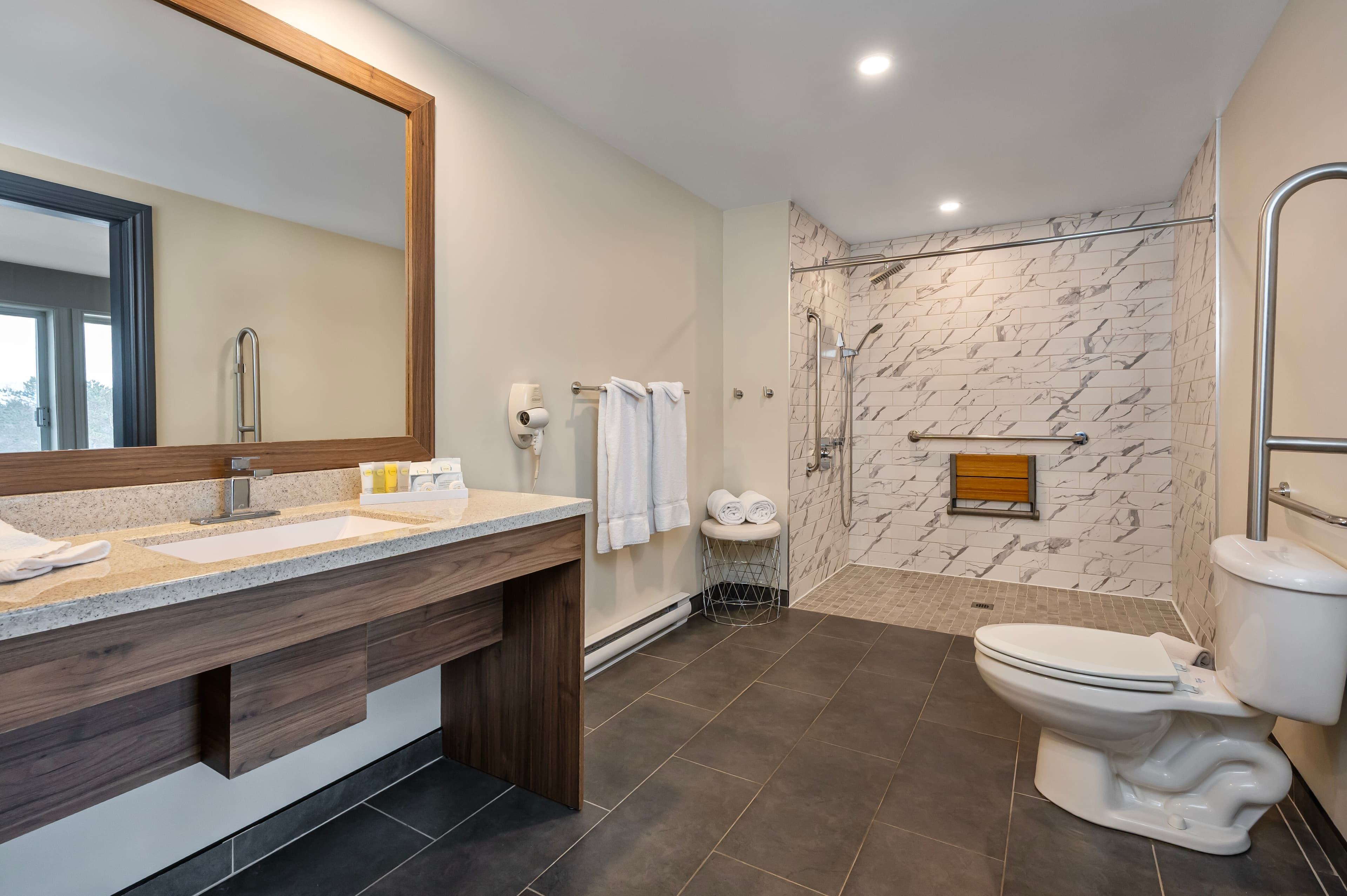 1 King Bed, Executive Suite, Panoramic View - Image 7