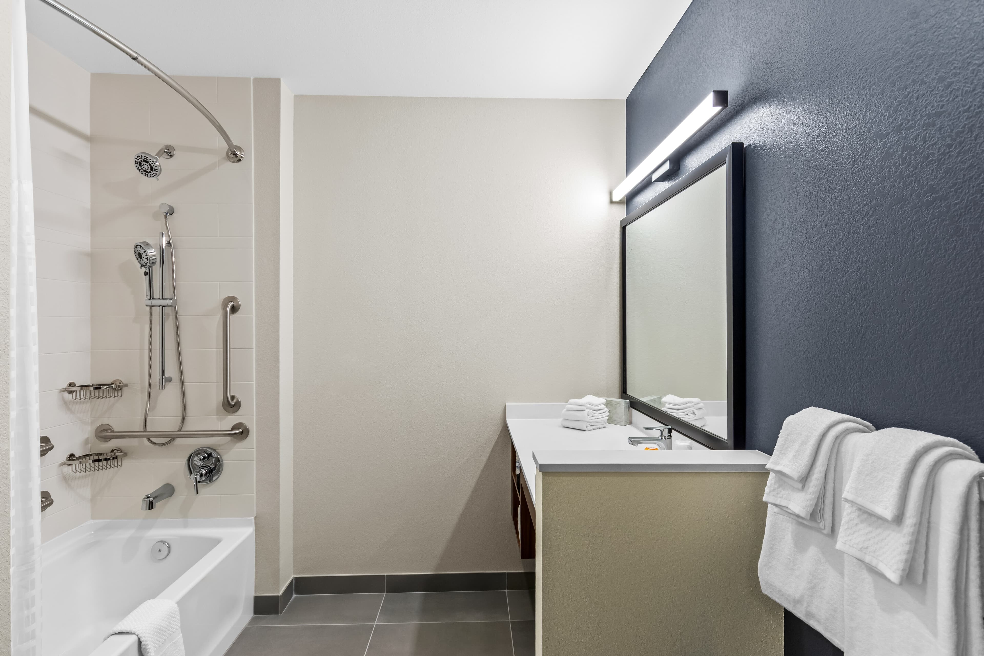 2 Queen Beds, Wheelchair Accessible, Full Kitchen - Image 4