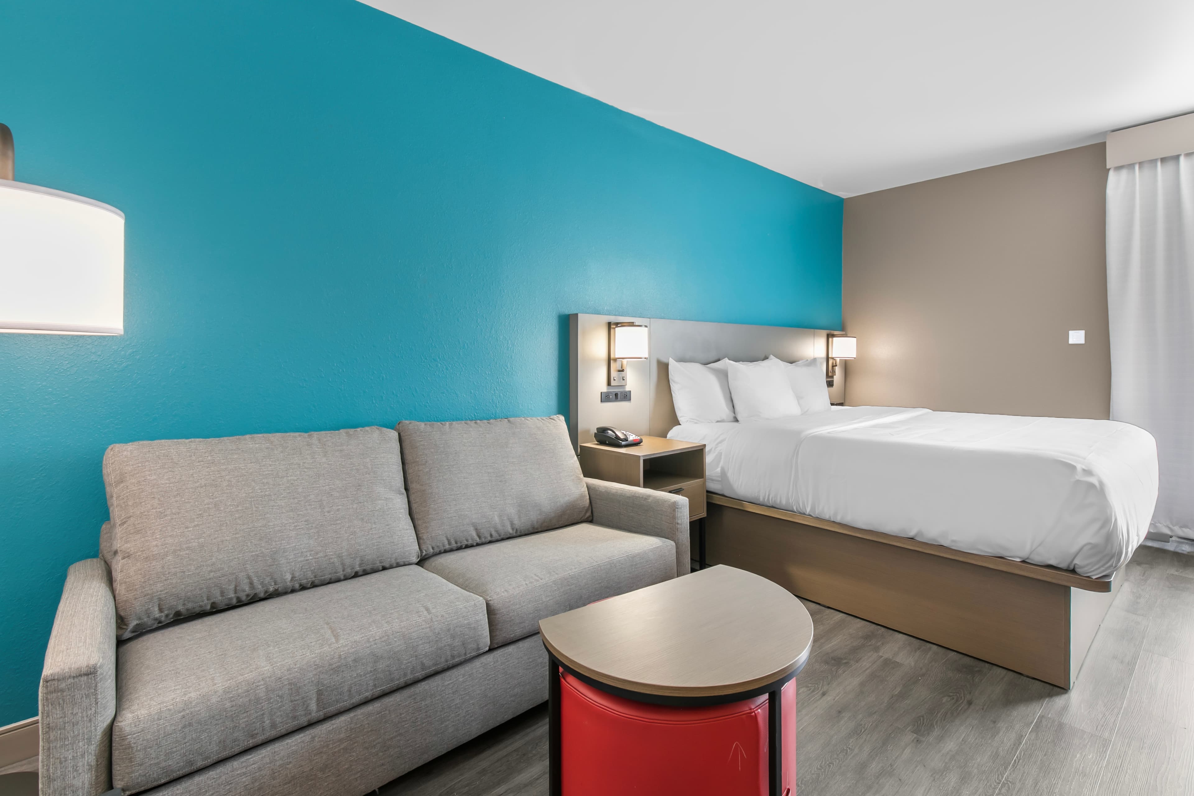 Comfort Inn & Suites - Image 3