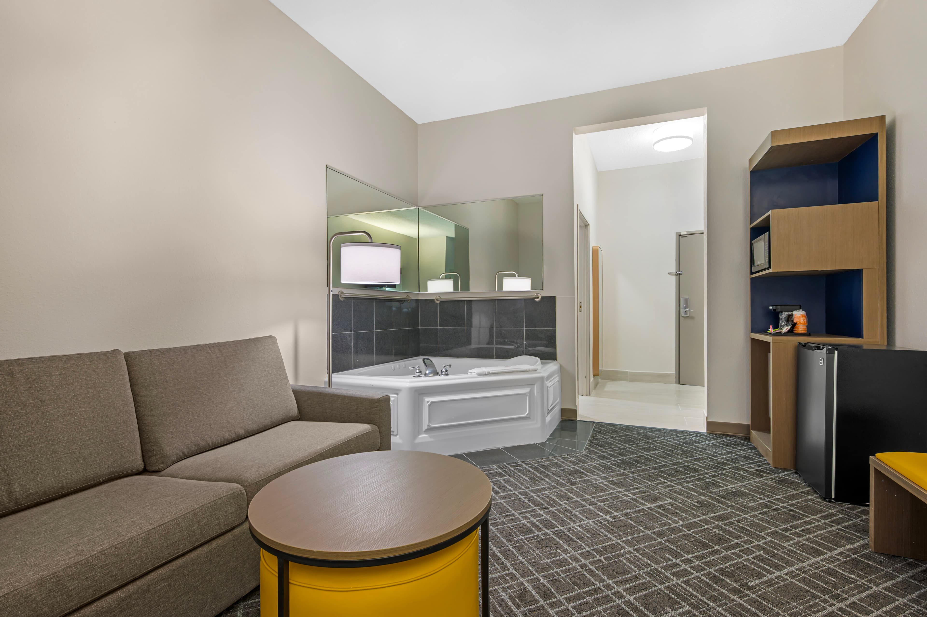 Comfort Suites near Indianapolis Airport - Image 4