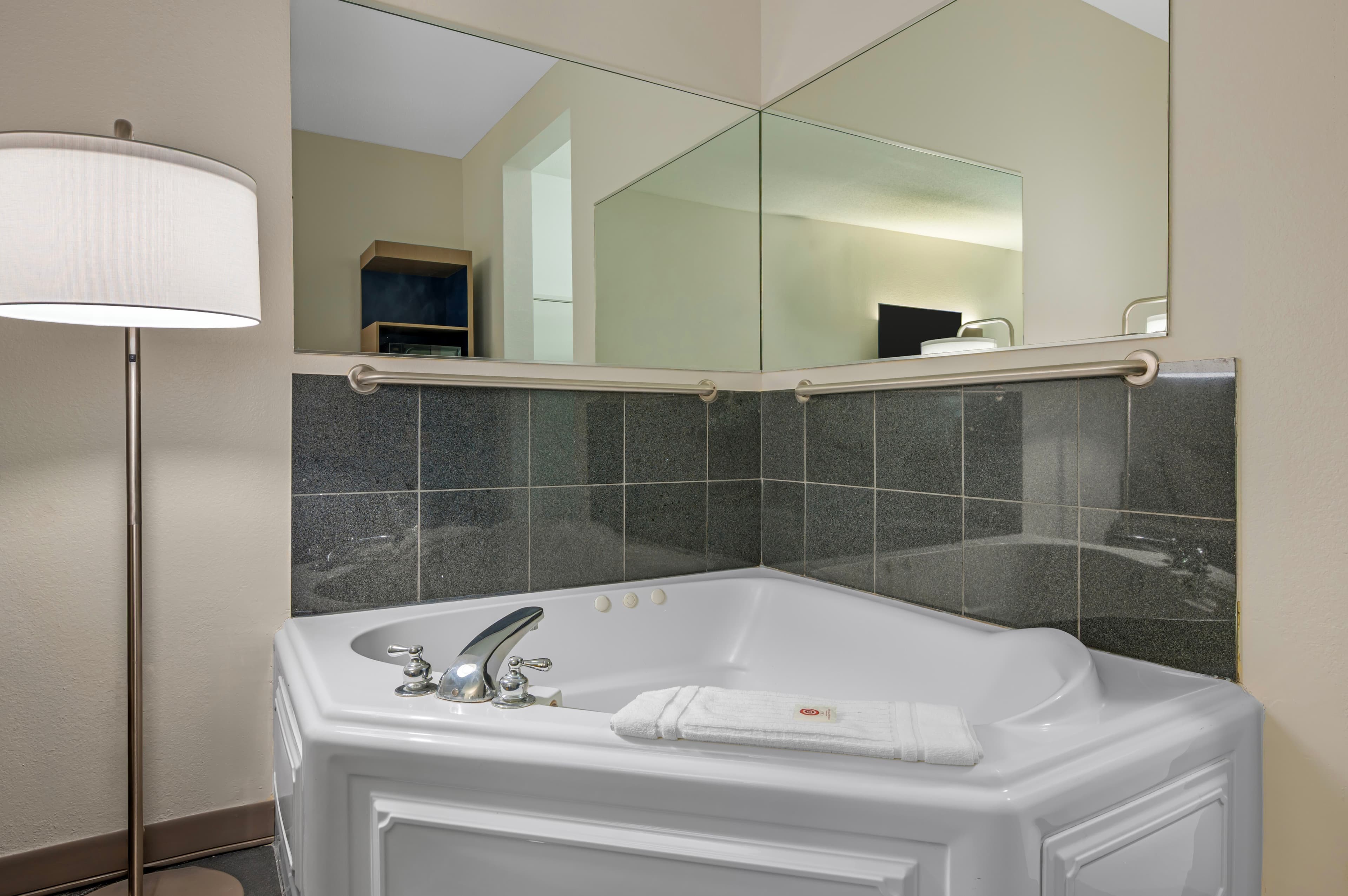 Comfort Suites near Indianapolis Airport - Image 5